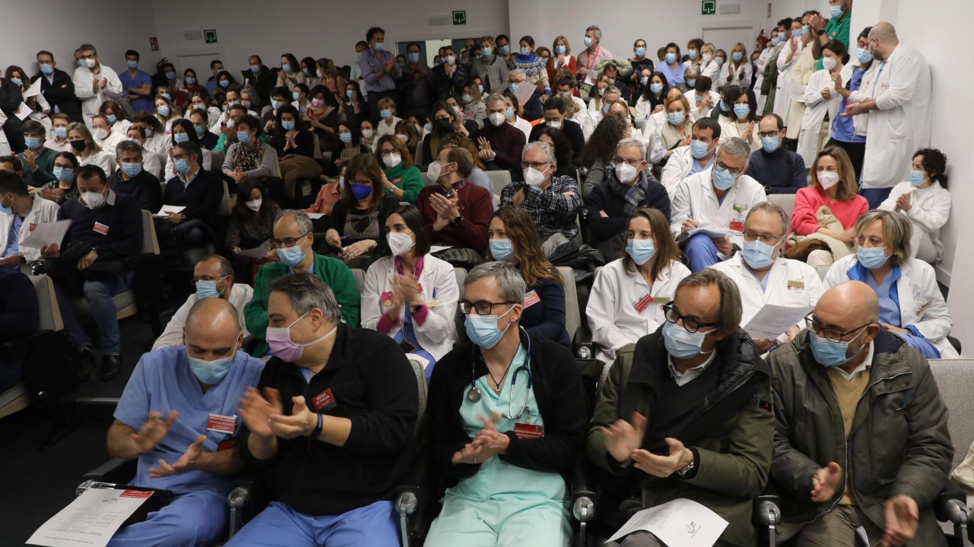 Asamblea de médicos en el Hospital Universitario de Navarra para tratar sobre la huelga.