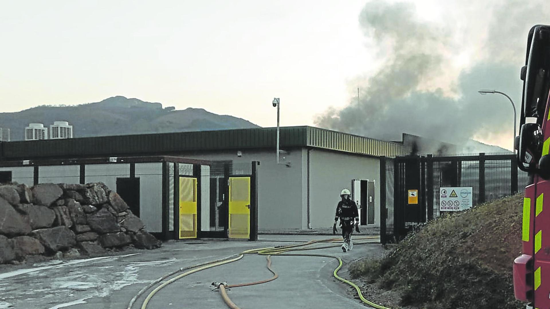 Humo en la zona de la estación de compresión del gasoducto de Irún, el pasado miércoles