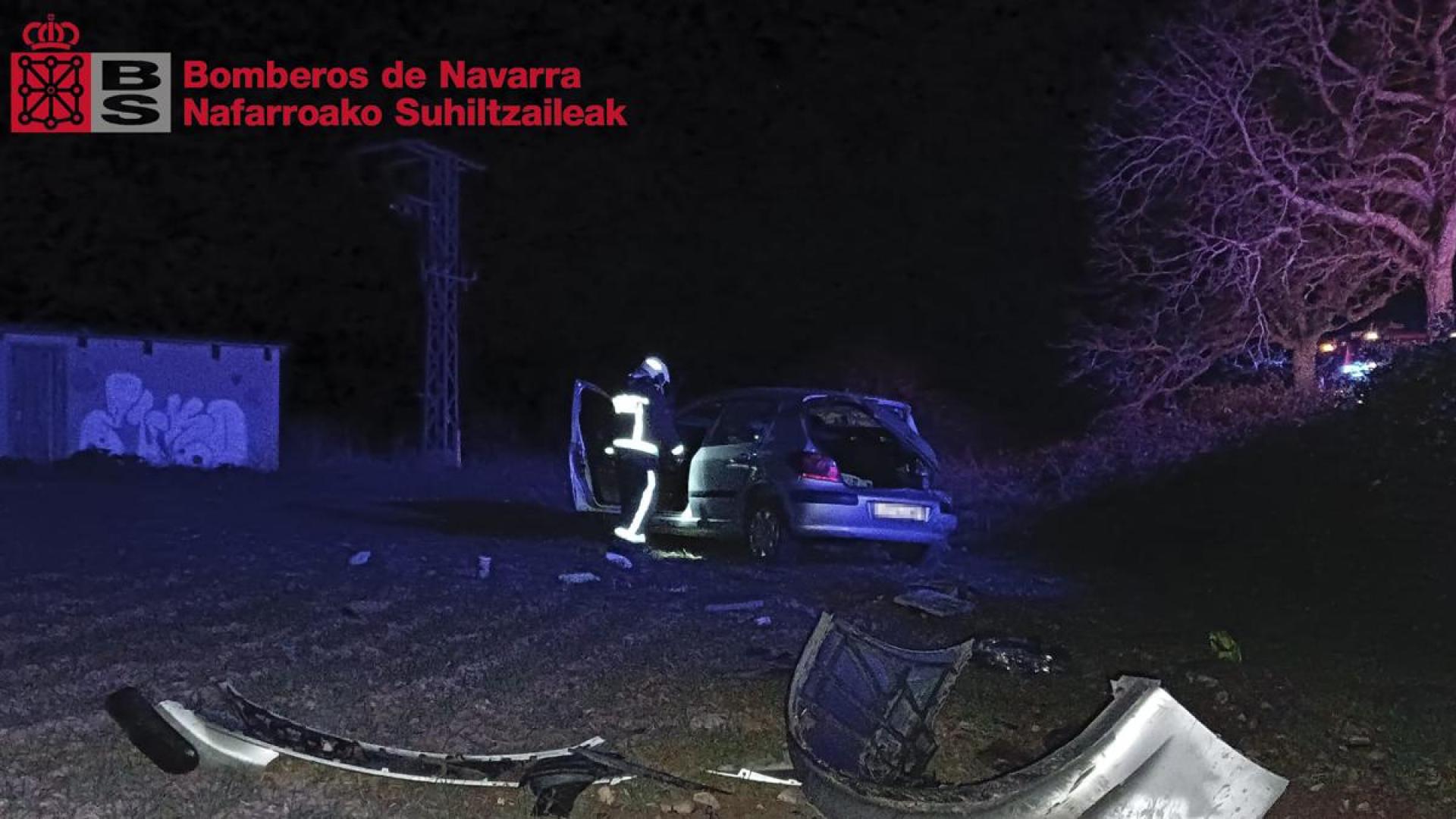 Estado en el que quedó el vehículo tras salirse de la vía en Puente la Reina