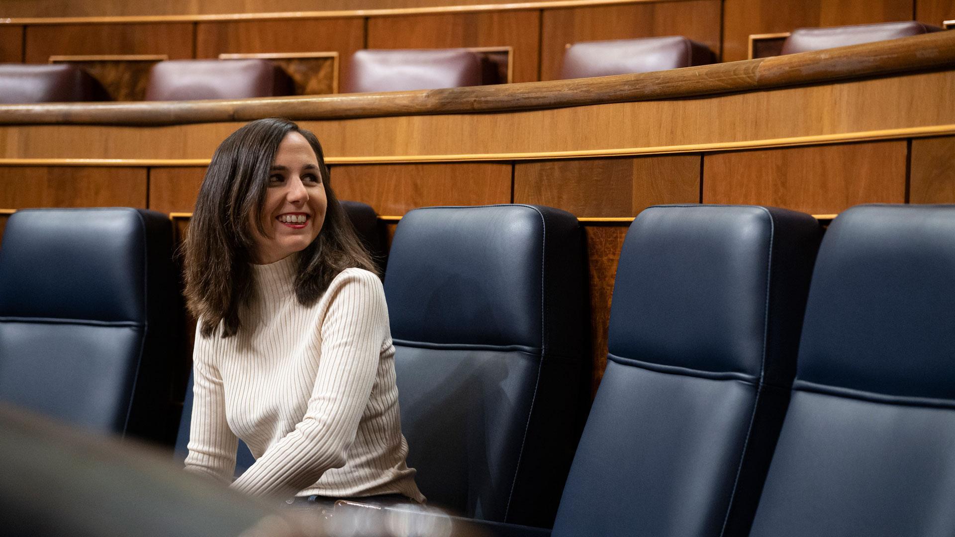 La ministra de Derechos Sociales y Agenda 2030, Ione Belarra, sonríe a su llegada al Congreso de los Diputados