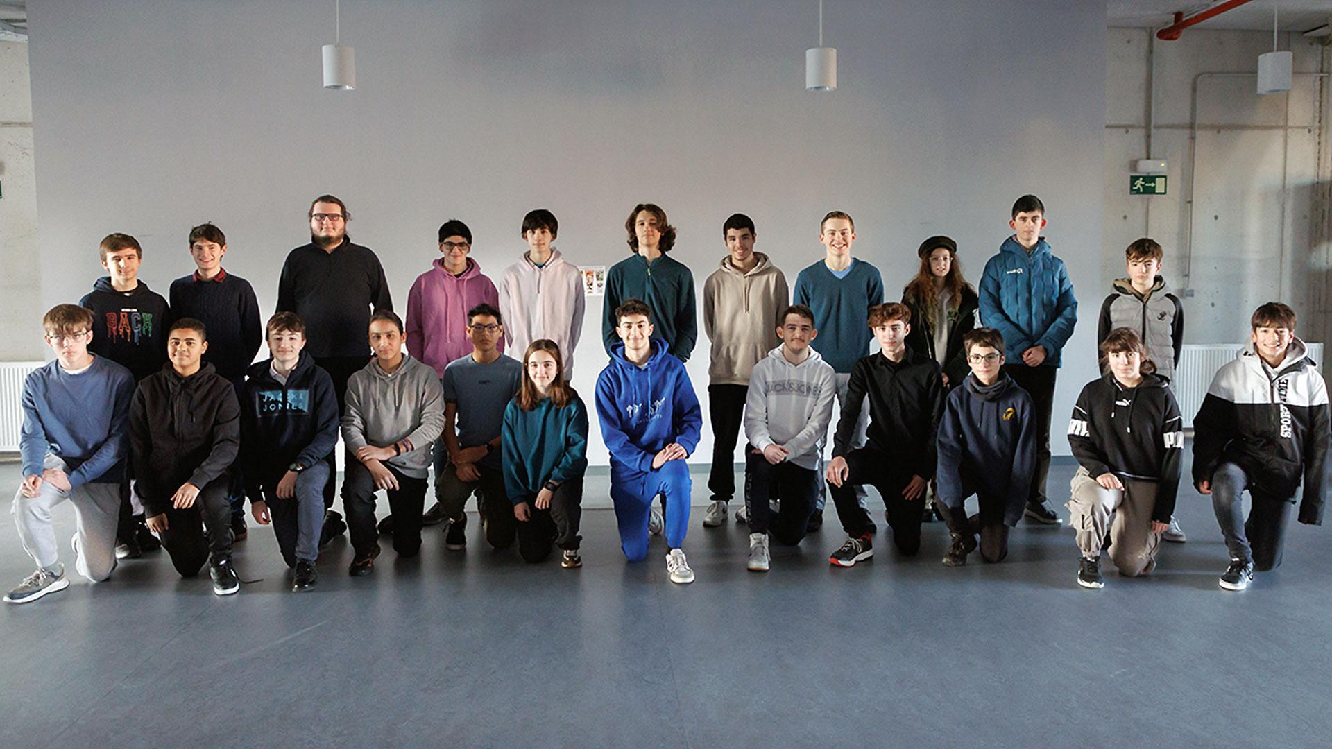 Foto de grupo del alumnado participante en esta competición. En la segunda fila, segundo por la izquierda, el ganador, Aimar Seminario Unzu; en la primera fila, sexta por la izquierda, la segunda clasificada, Naia Ongay Zaratiegui