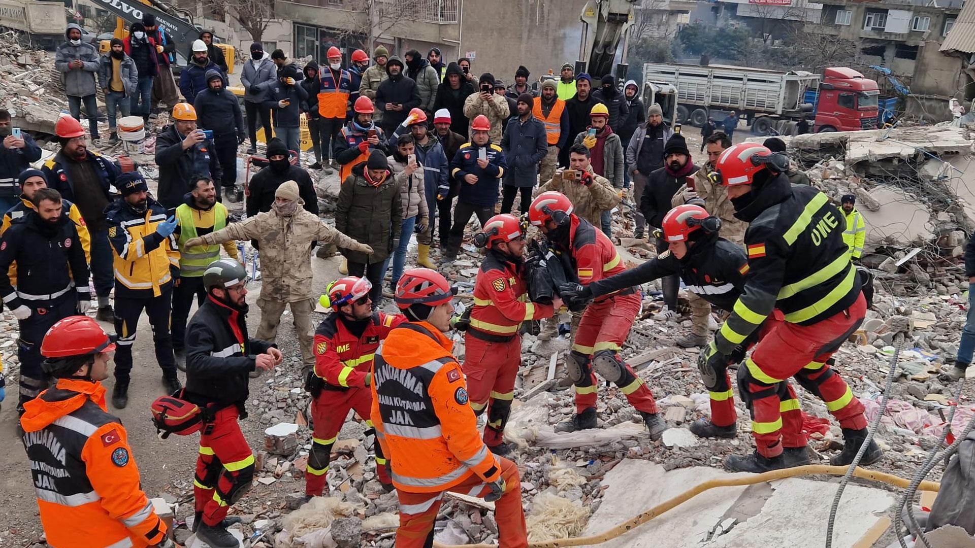 Efectivos de la Unidad Militar de Emergencia (UME) han logrado rescatar con vida a dos niños, de seis y dos años, y a su madre de entre los escombros de un edificio derruido por el terremoto que asoló Turquía el lunes