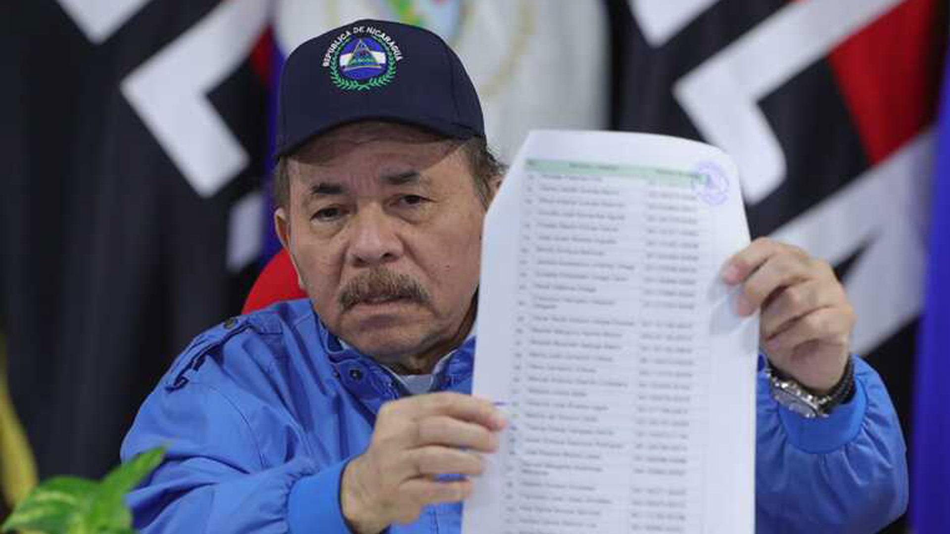 El presidente de Nicaragua, Daniel Ortega, muestra la lista de nombres de los 222 presos políticos excarcelados
