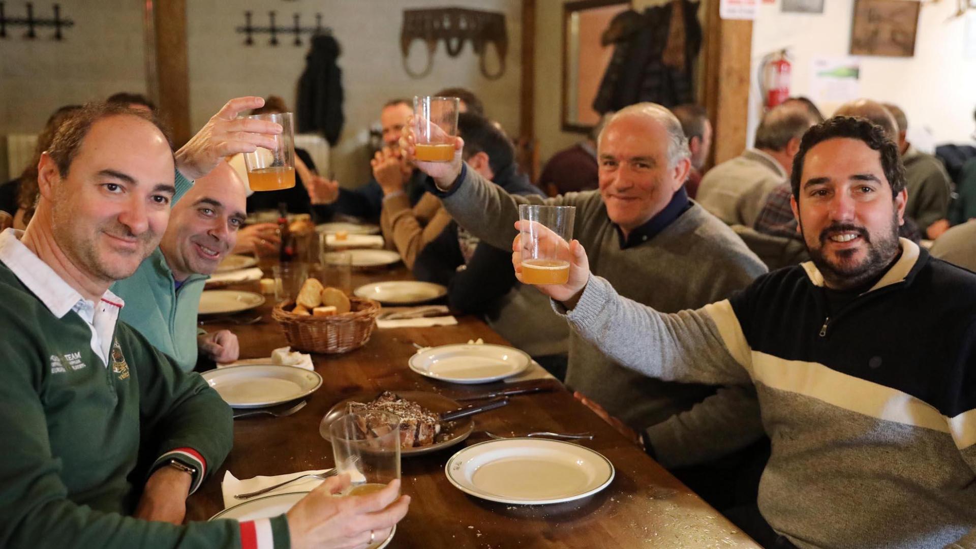 Un grupo de amigos, en una sidrería