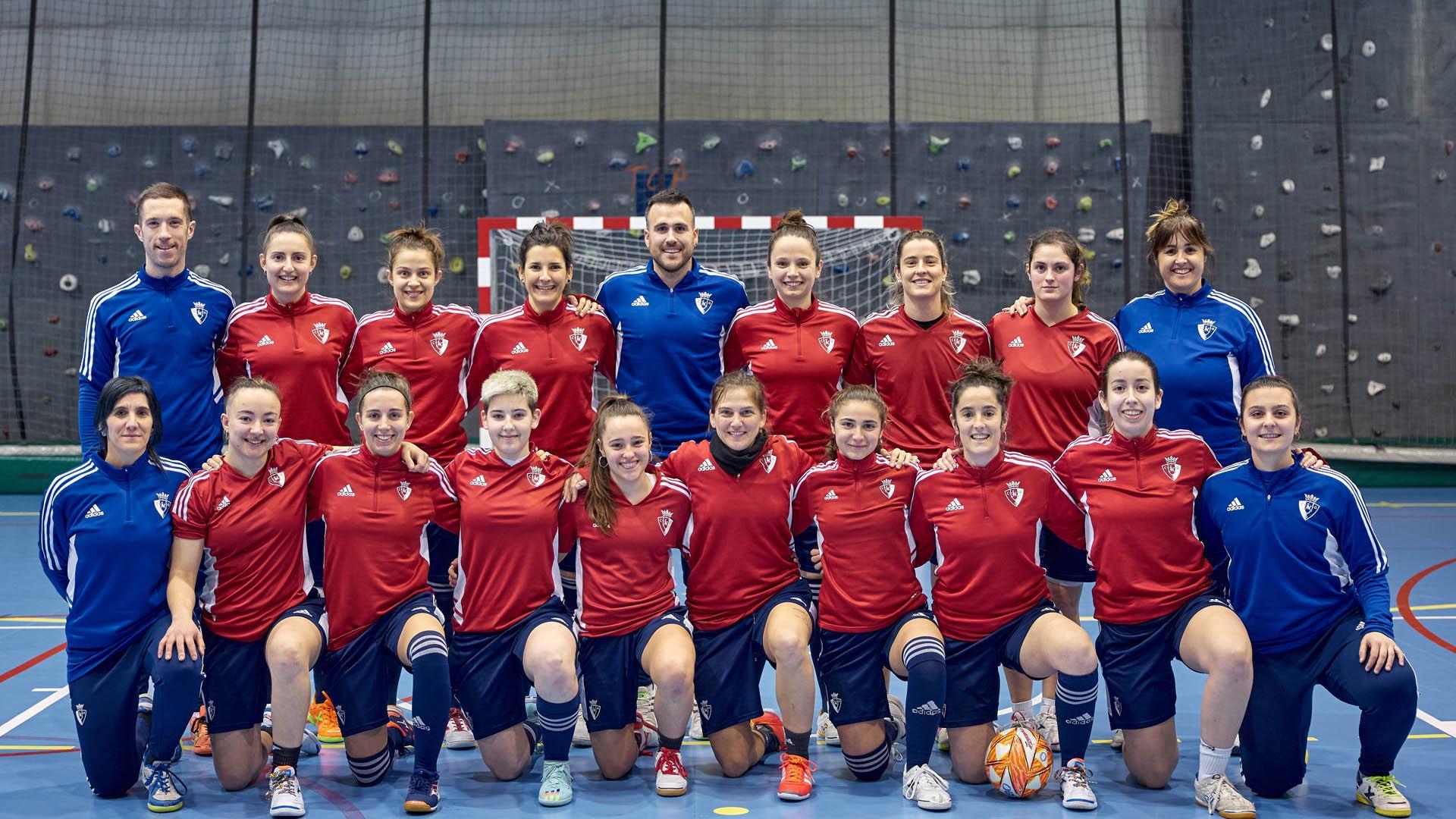 Las jugadoras y el cuerpo técnico de Osasuna femenino de fútbol sala posa en el polideportivo Aranguren antes de su último entrenamiento previo al partido en Galicia
