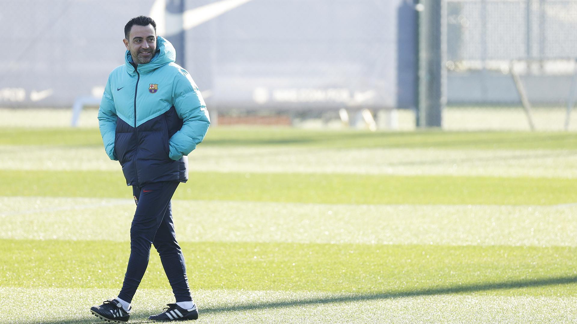 El entrenador del FC Barcelona, Xavi Hernández, participa en un entrenamiento anterior del primer equipo.
