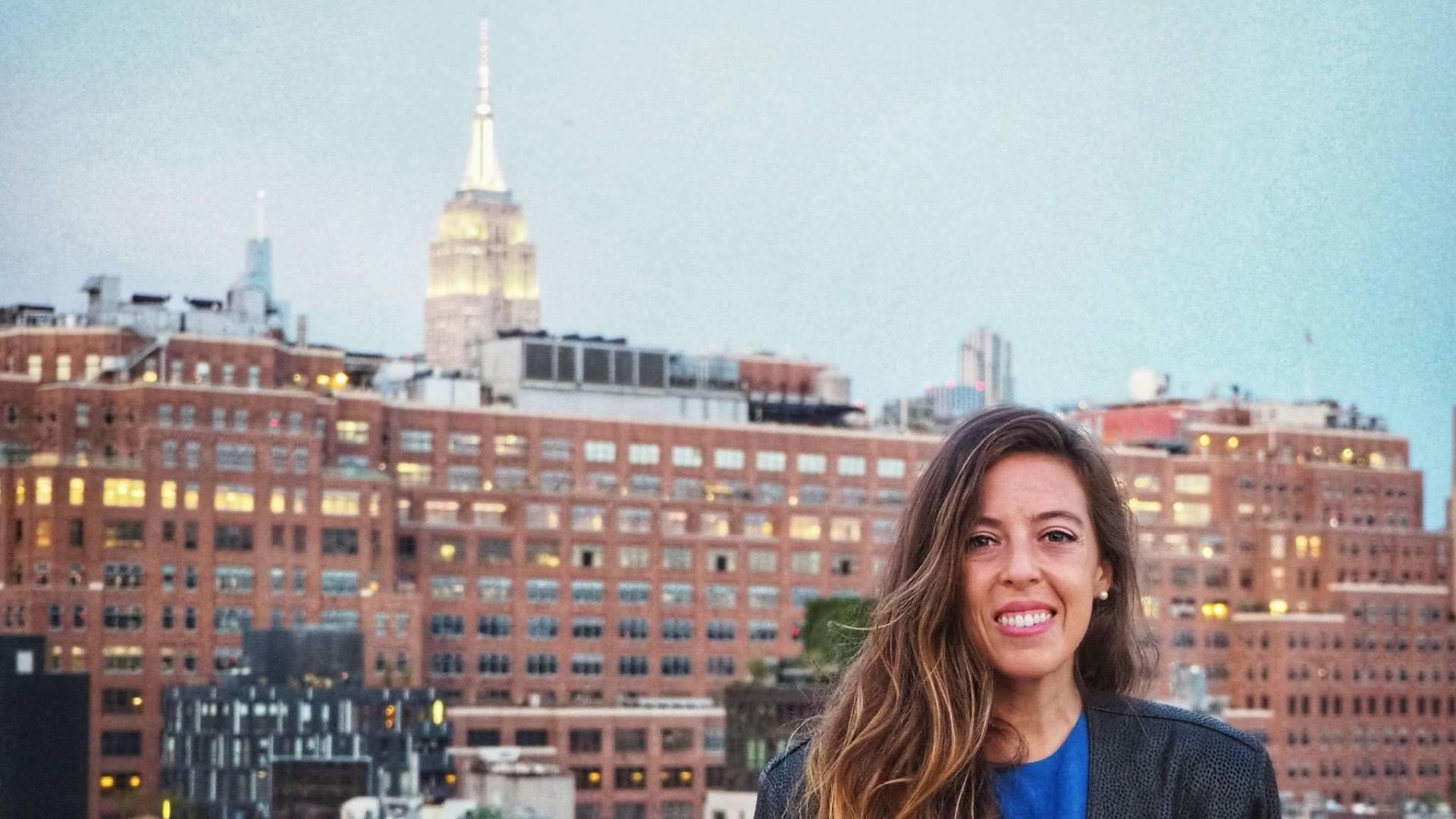 Laura Eguaras posa con la imagen del Empire State Building al fondo, uno de los rascacielos más icónicos de la ciudad norteamericana
