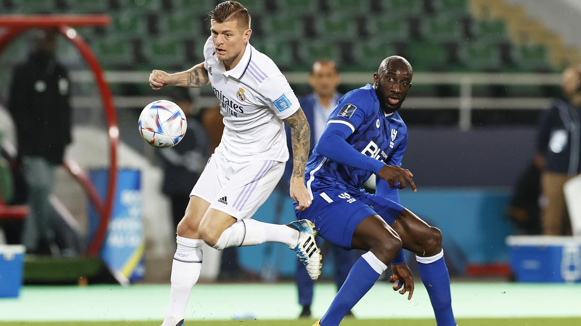 El alemán Tony Kroos trata de irse de Moussa Marega, del Al Hilal, en la final del Mundial de Clubes.