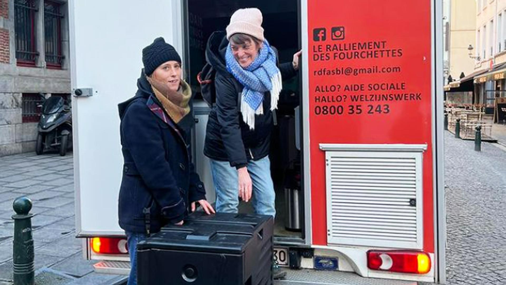Dos voluntarios de Hearth Project durante un reparto de comida en Bruselas.