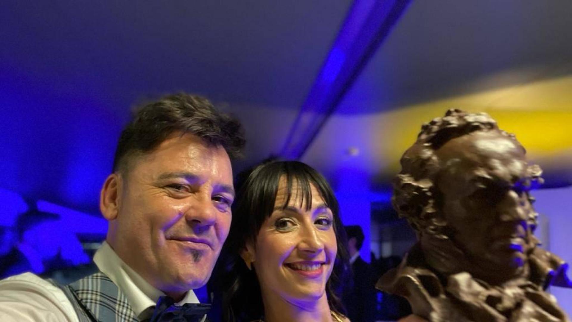 Raúl de la Fuente y Amaia Remírez con el Goya de 'Maldita'