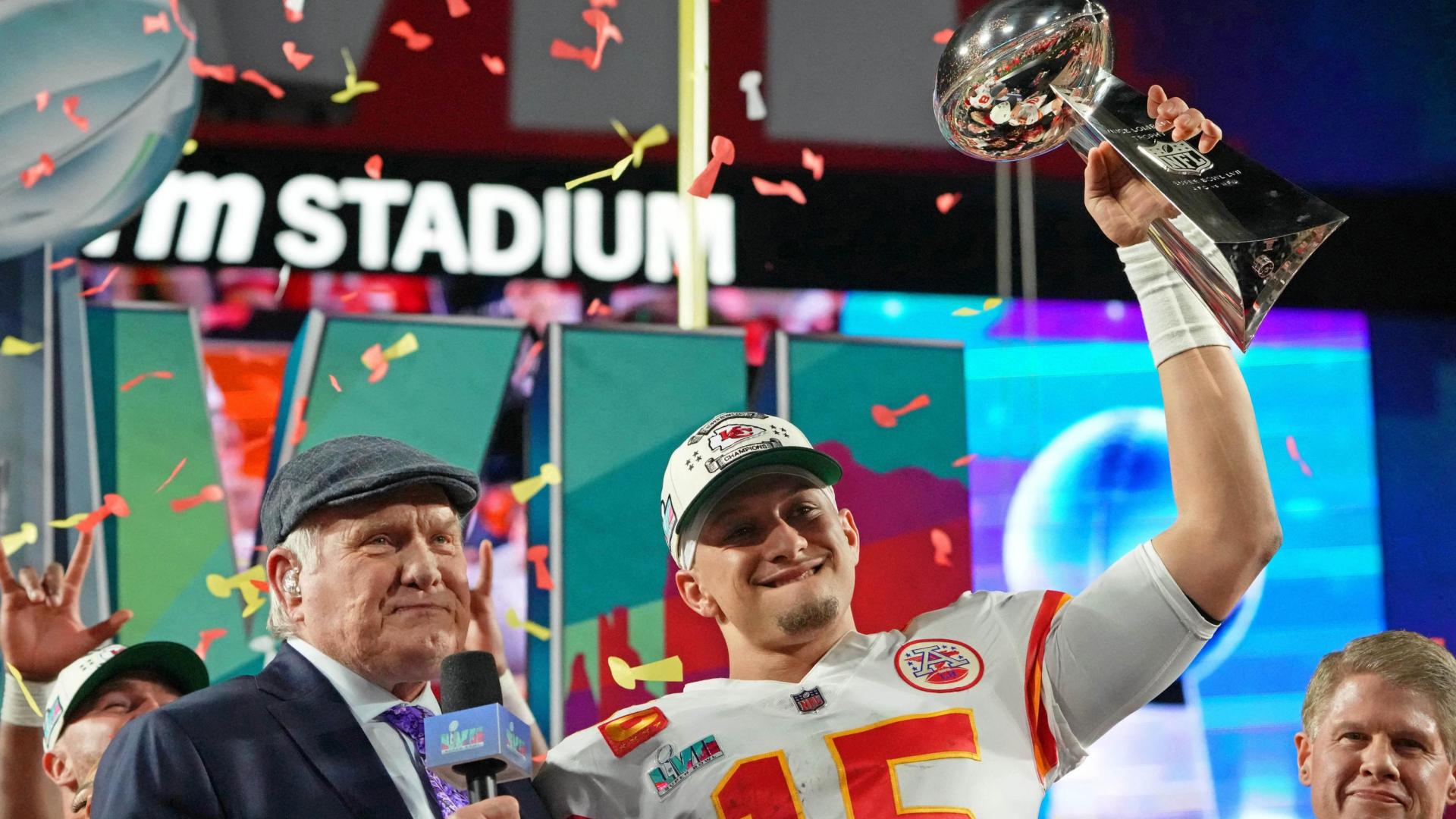 El quarterback de Kansas City Chiefs Patrick Mahomes sostiene el trofeo Vince Lombardi tras ganar la Super Bowl contra los Philadelphia Eagles