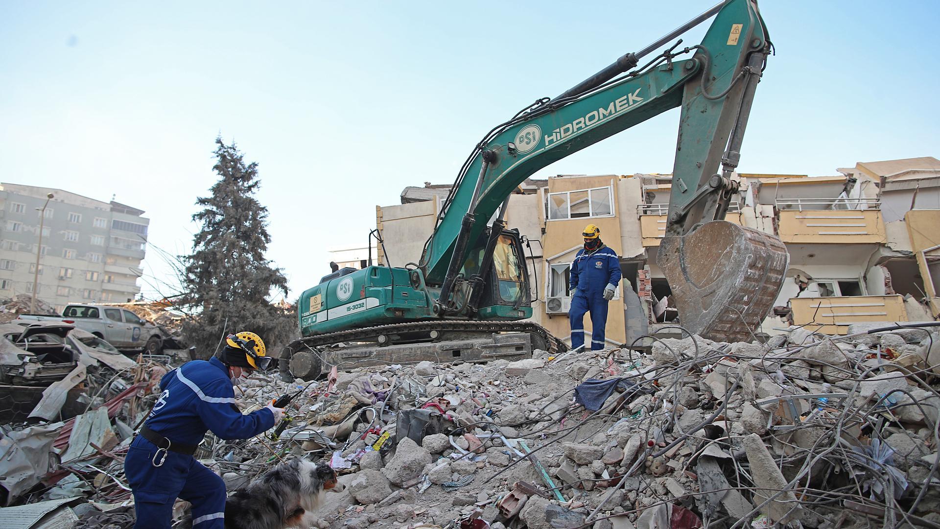 Una excavadora trabaja entre los escombros en la localidad turca de Kahramanmaras.