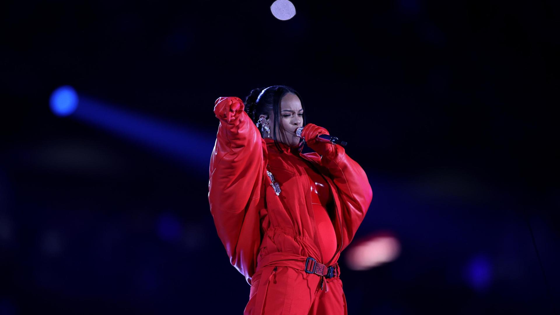 Rihanna actúa durante el descanso de la Super Bowl