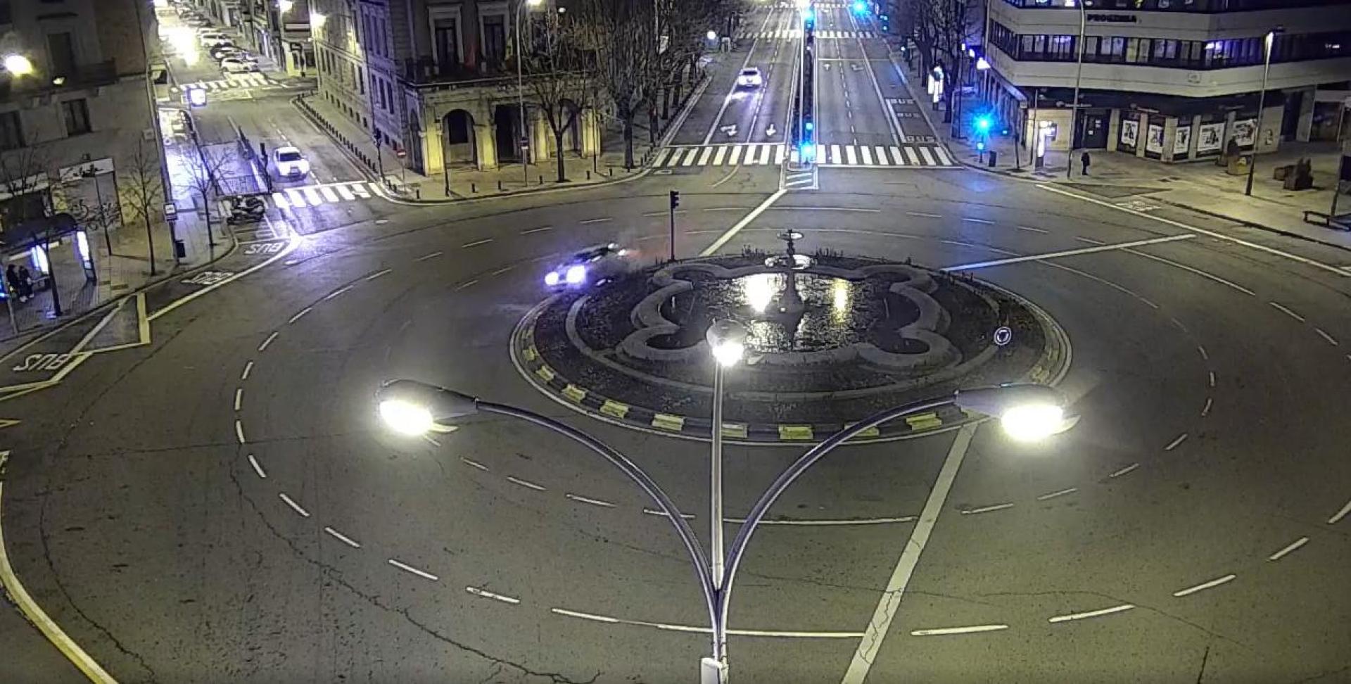 Un coche ha cruzado la céntrica rotonda pamplonesa en línea recta