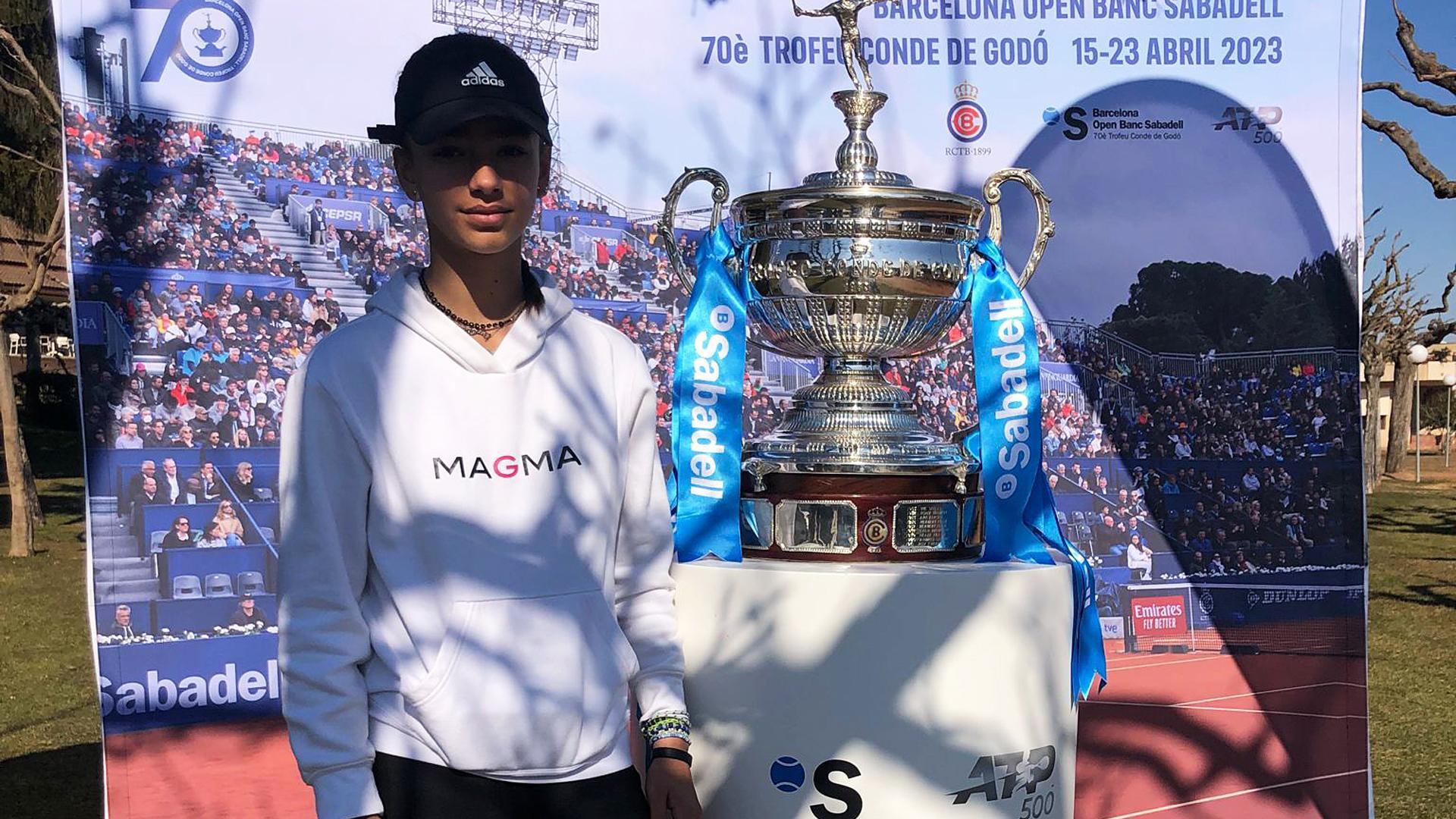 La tenista navarra María Trujillo junto al trofeo conseguido en el Club de Tennis Urgell de Lleida.