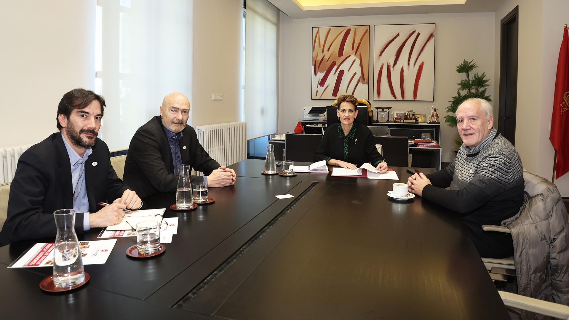 María Chivite (centro) junto a representantes de CONPYMES durante la reunión mantenida.
