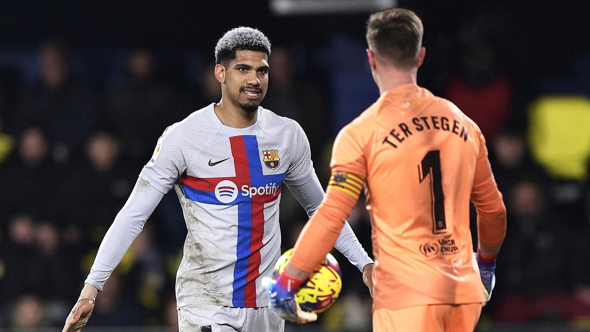 Ronald Araujo y Marc-Andre ter Stegen tras lograr la victoria en el estadio de La Cerámica.