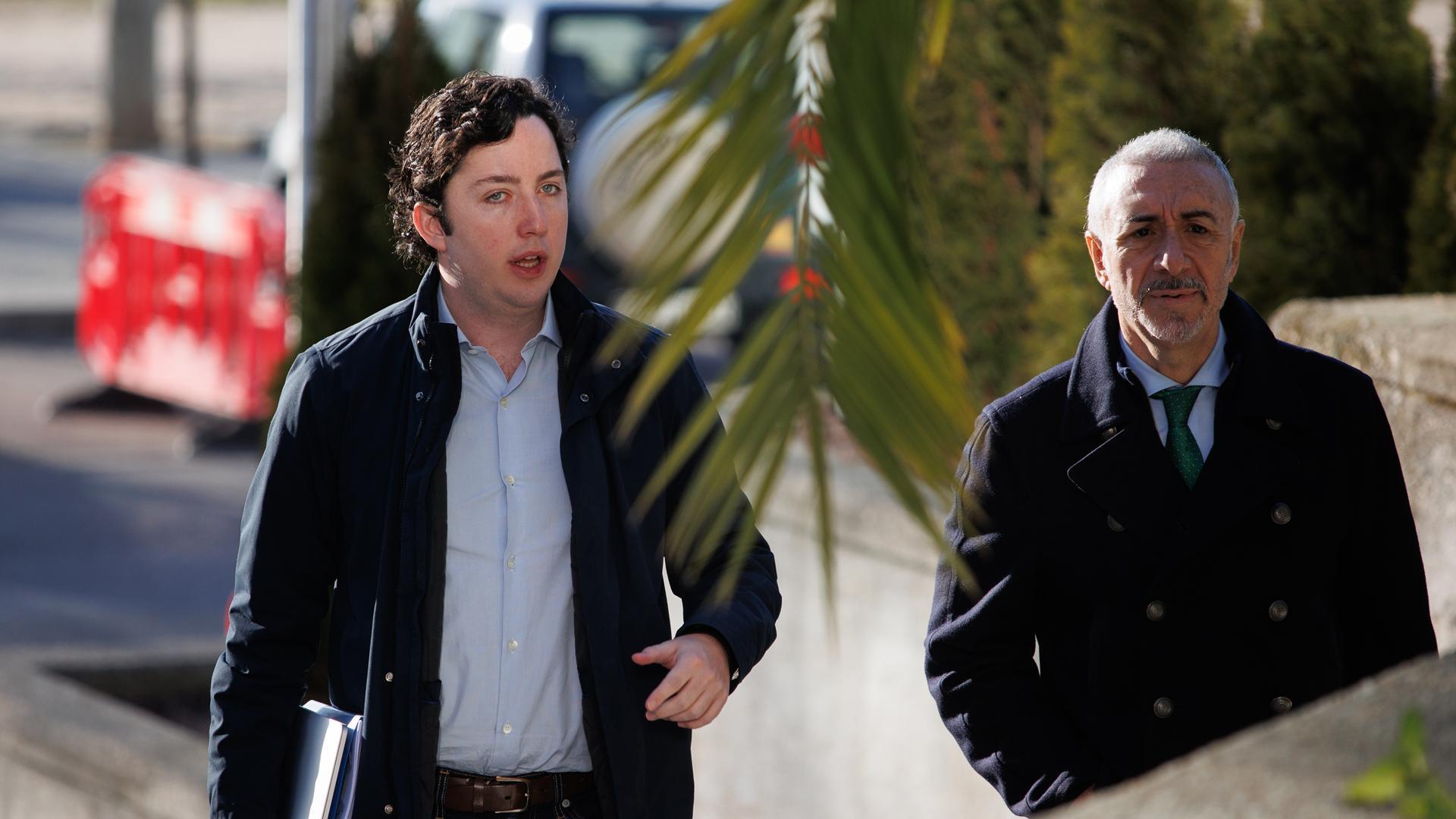 Francisco Nicolás Gómez Iglesias y su abogado, Juan Carlos Navarro, a su llegada a un juicio en la Audiencia Provincial de Madrid