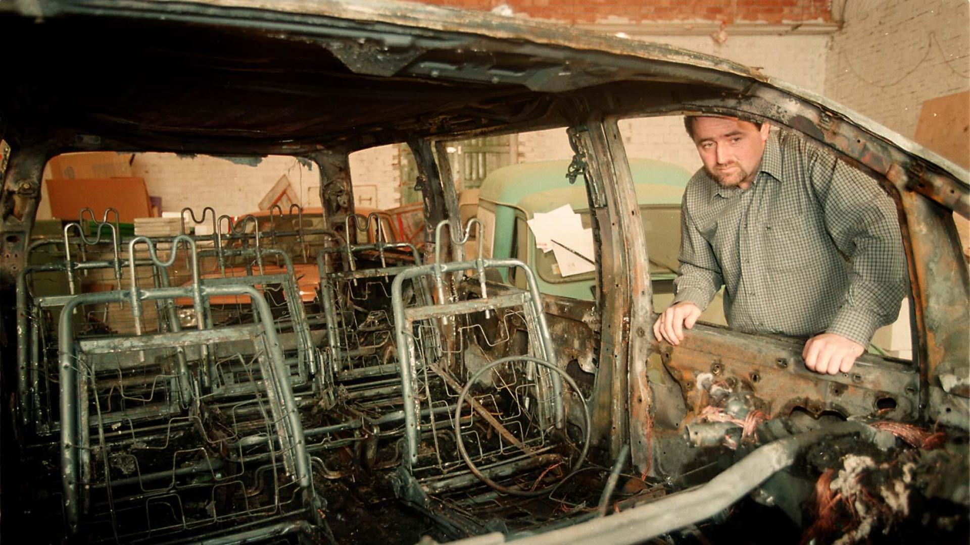 Antonio Gila Gila contempla el coche que le quemaron en 1998