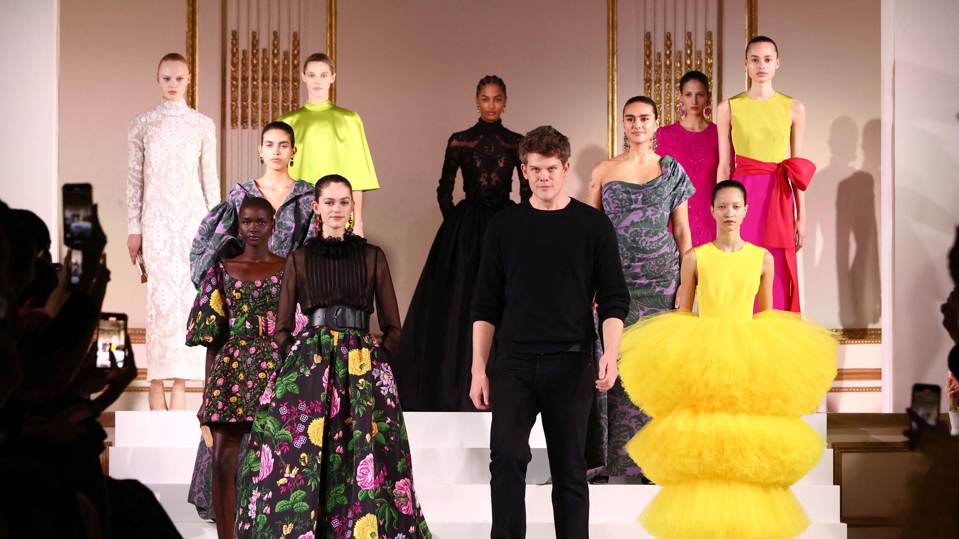 Wes Gordon, director creativo de Carolina Herrera, recibió aplausos al finalizar el desfile en Nueva York