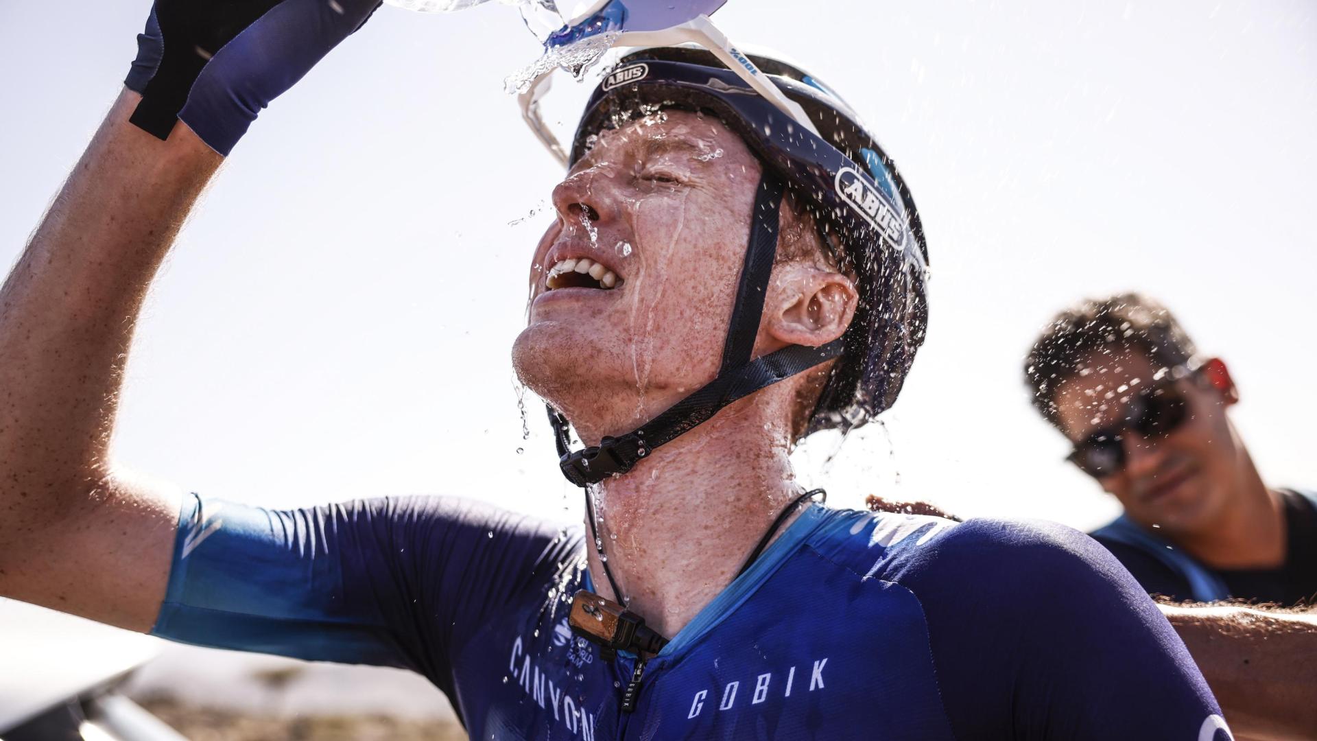 Matteo Jorgenson se refresca después de conseguir la victoria en Omán.