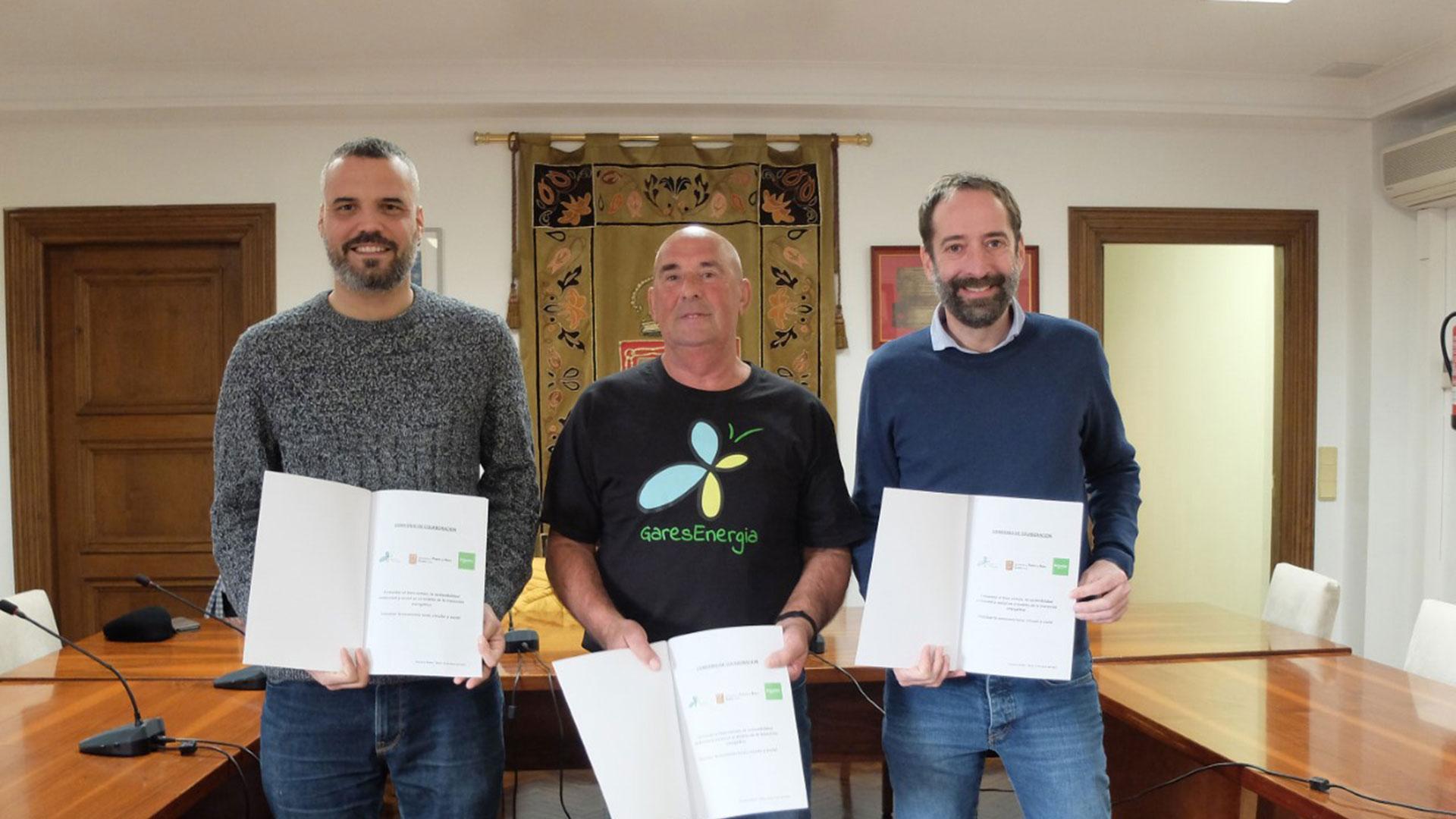Desde la izda., Oihan Mendo, alcalde de Puente la Reina; Carlos Urra, presidente de Gares Energía, y Rafael Ruiz de Ojeda, jefe de Seguridad y Medio Ambiente de Schneider Electric, tras la firma del convenio.