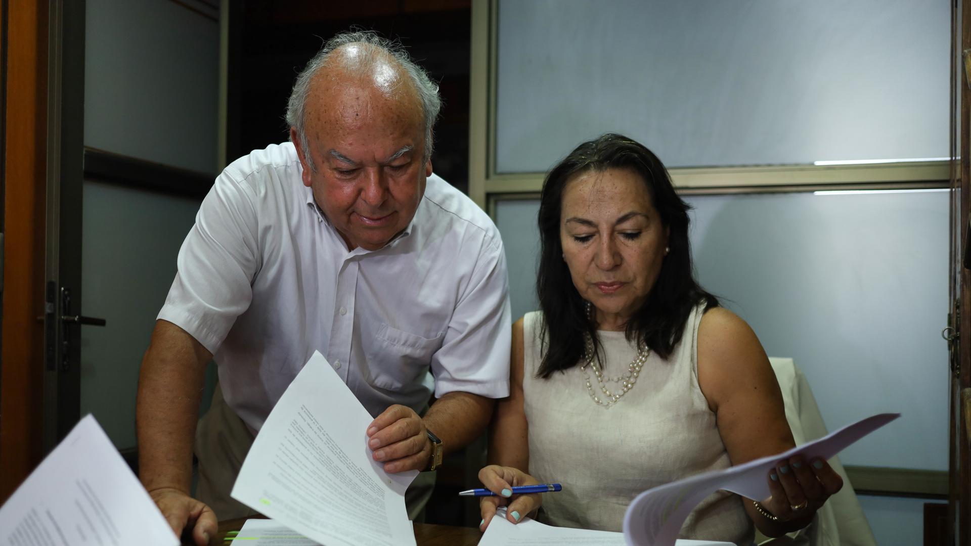 Rodolfo Reyes, abogado y sobrino de Pablo Neruda, junto a Elizabeth Flores, abogada en el caso Neruda