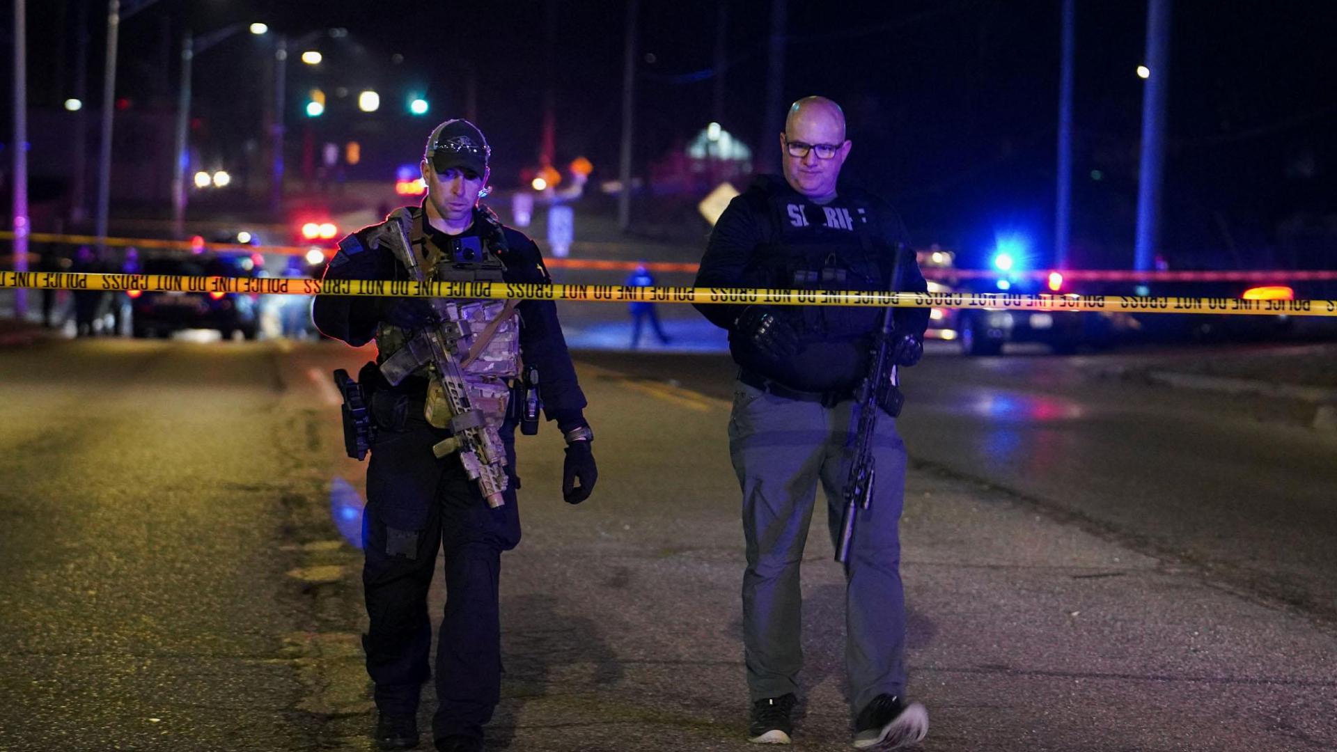 Oficiales de policía, en el lugar del tiroteo en la Universidad estatal de Michigan