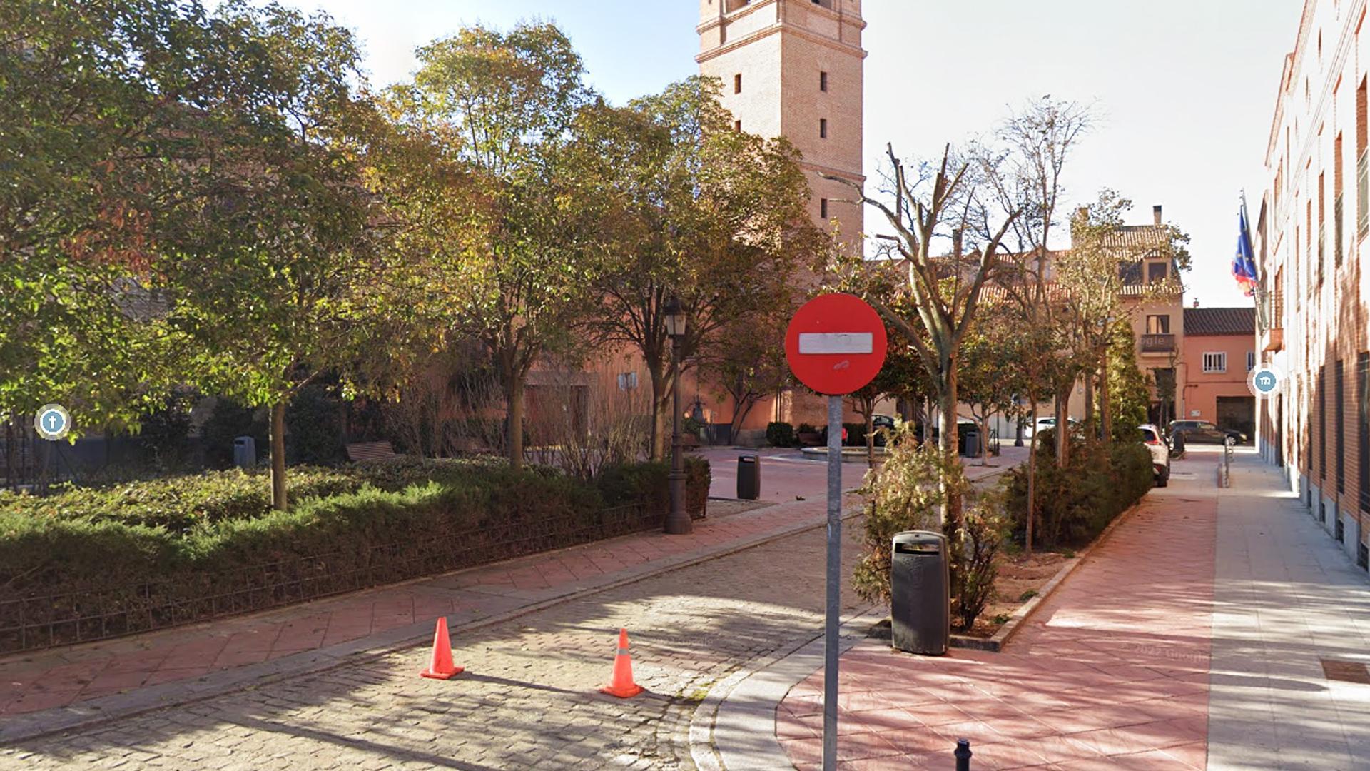 Acceso a la Plaza del Mercurio del distrito madrileño de Hortaleza, donde los agentes vieron a los tres individuos acompañando al retenido.