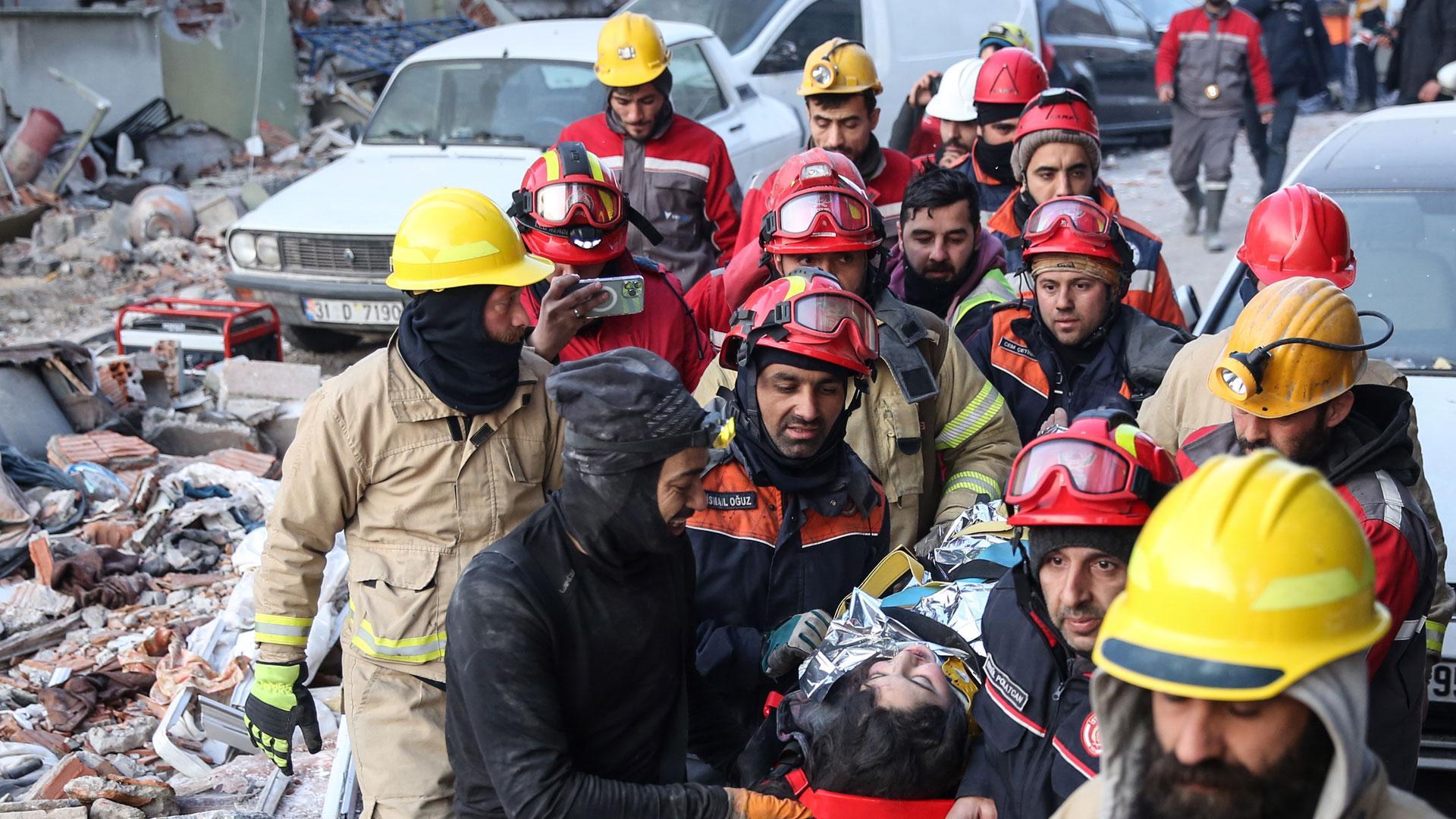 Miembros de un equipo de rescate transportan a Cudie, una sobreviviente del terremoto 12 años que estuvo atrapada durante 147 horas bajo los escombros de un edificio derrumbado