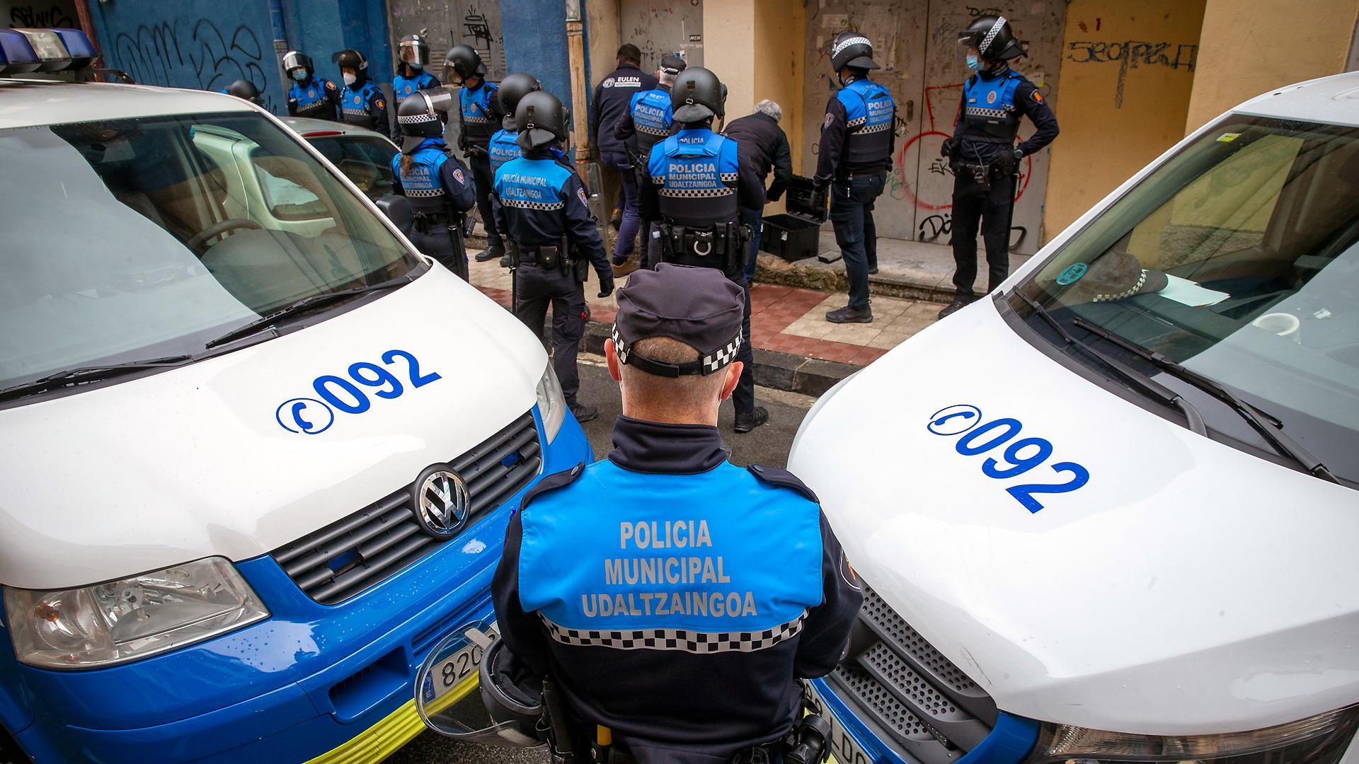 Agentes de Policía Municipal de Pamplona desalojan el antiguo cine Guelbenzu, en abril de 2022