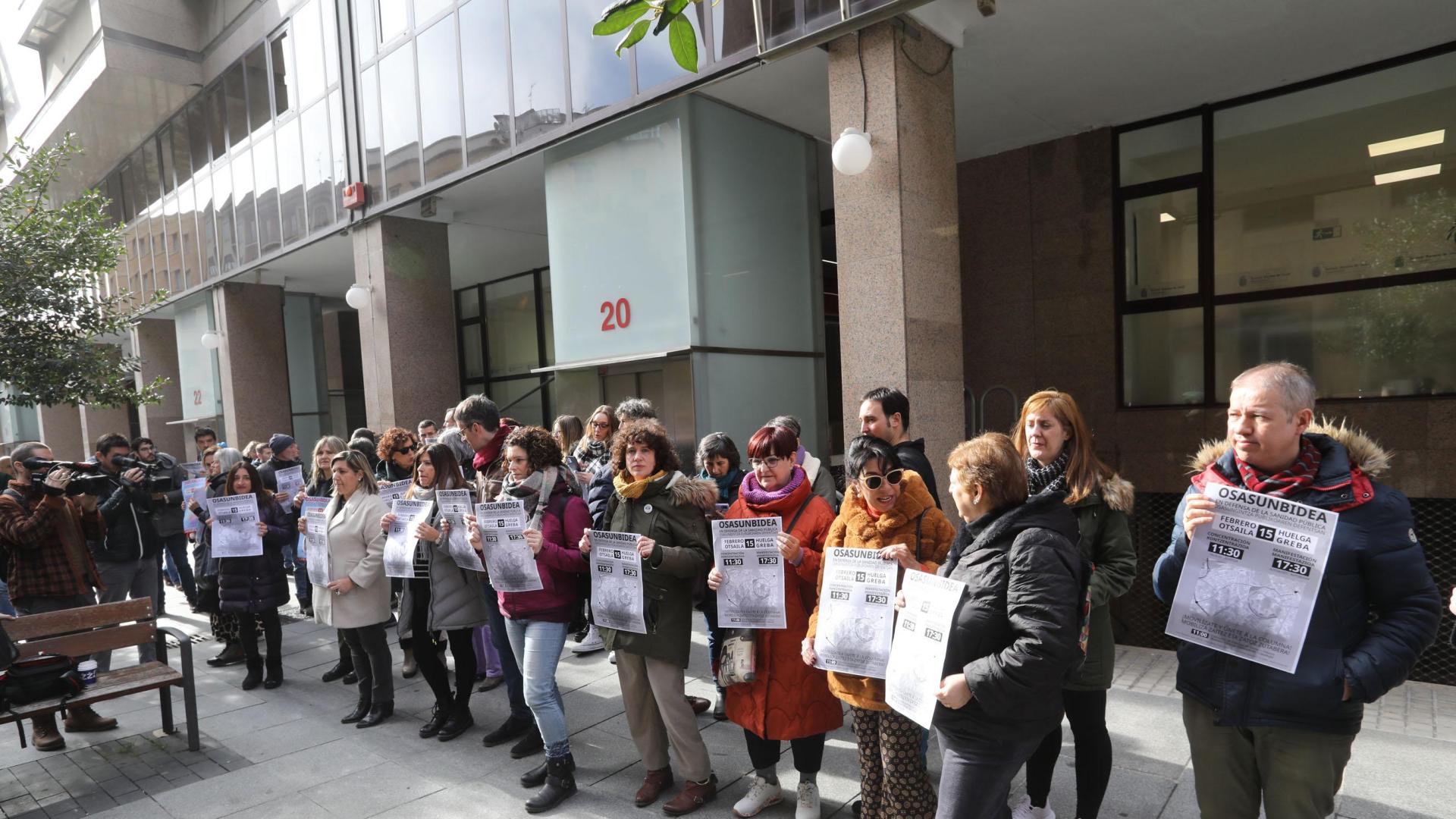 Representantes sindicales concentrados frente a la sede del departamento de Salud.
