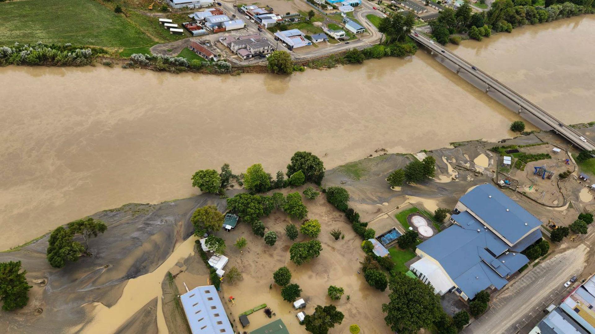 Vista aérea de la localidad de Wairoa, afectada por el desastre causado por el ciclón Gabrielle en la Isla Norte de Nueva Zelanda