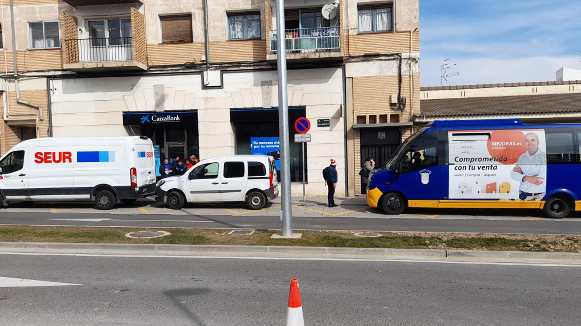 El autobús urbano (dcha.) colisionó con los dos automóviles de la parte izquierda de la imagen.