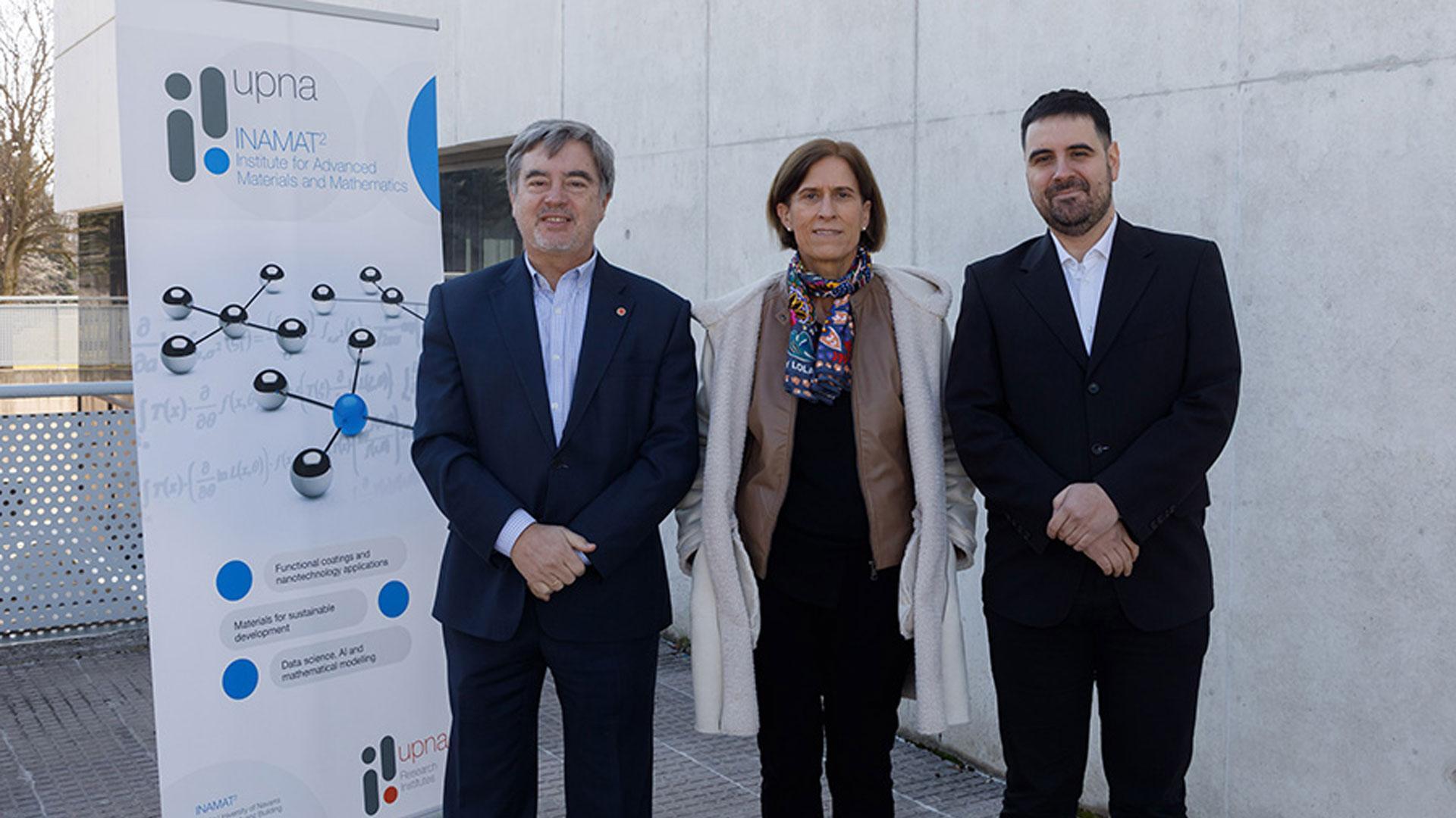 El nuevo equipo directivo del instituto de investigación INAMAT². De izda. a dcha., el subdirector, Rafael Rodríguez Trías; la nueva directora, Lola Ugarte; y el secretario, Fernando Bimbela