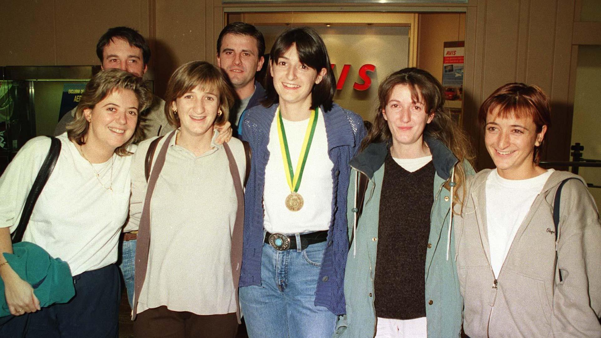 Marta Mendía, con su medalla de Génova, con sus hermanas y sus primos en el aeropuerto de Noáin