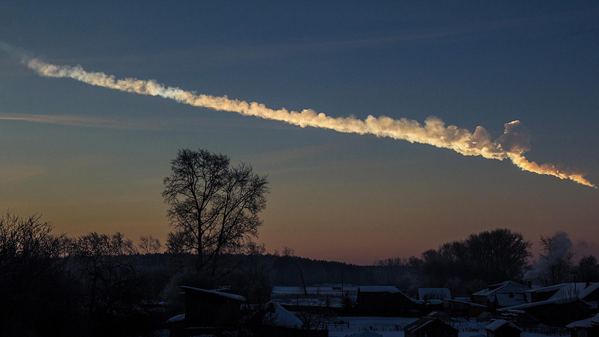 Estela del asteroide que impactó en Cheliábinsk (Rusia).