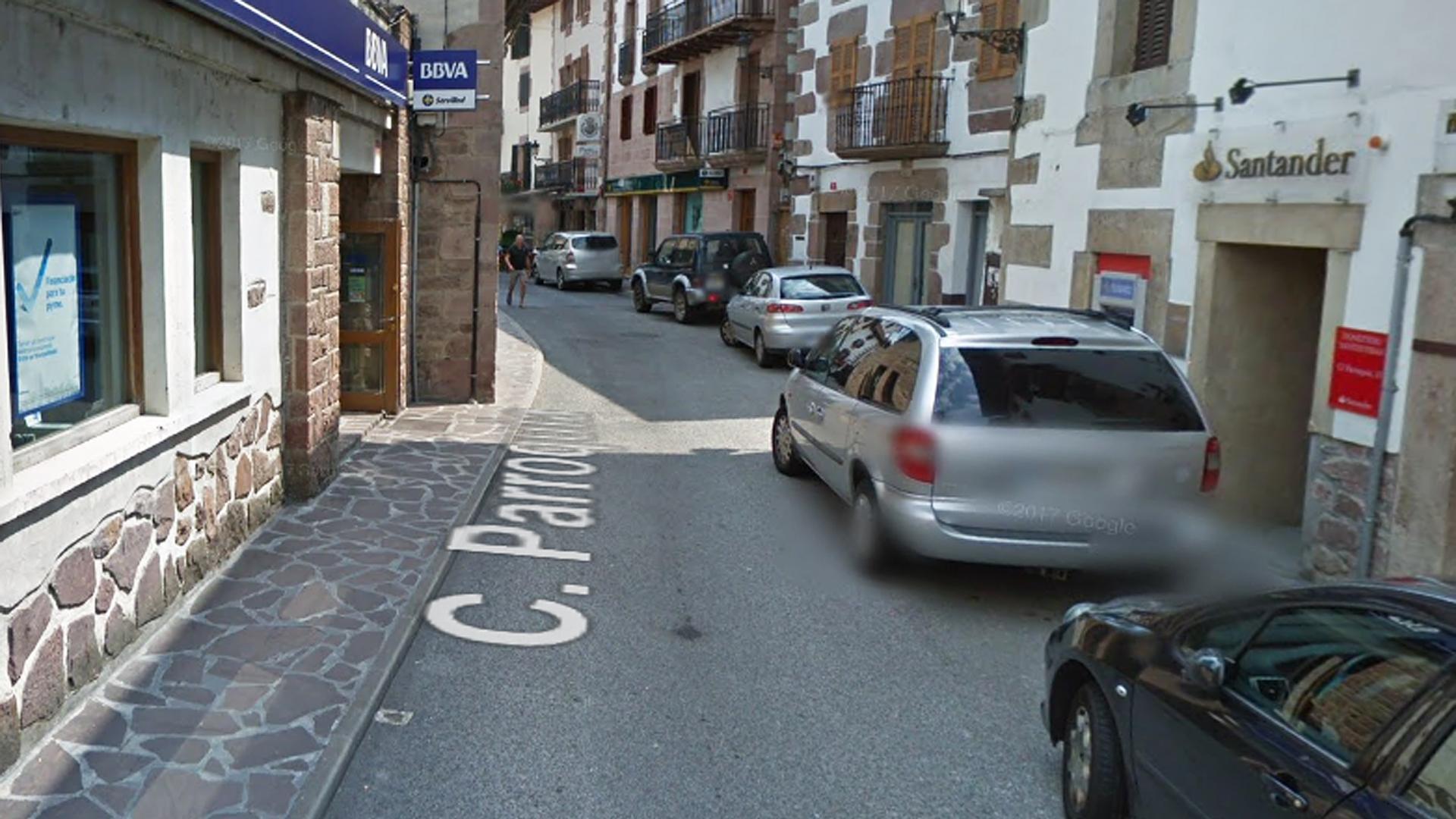 Parte de la calle Parroquia de la localidad navarra de Santesteban.