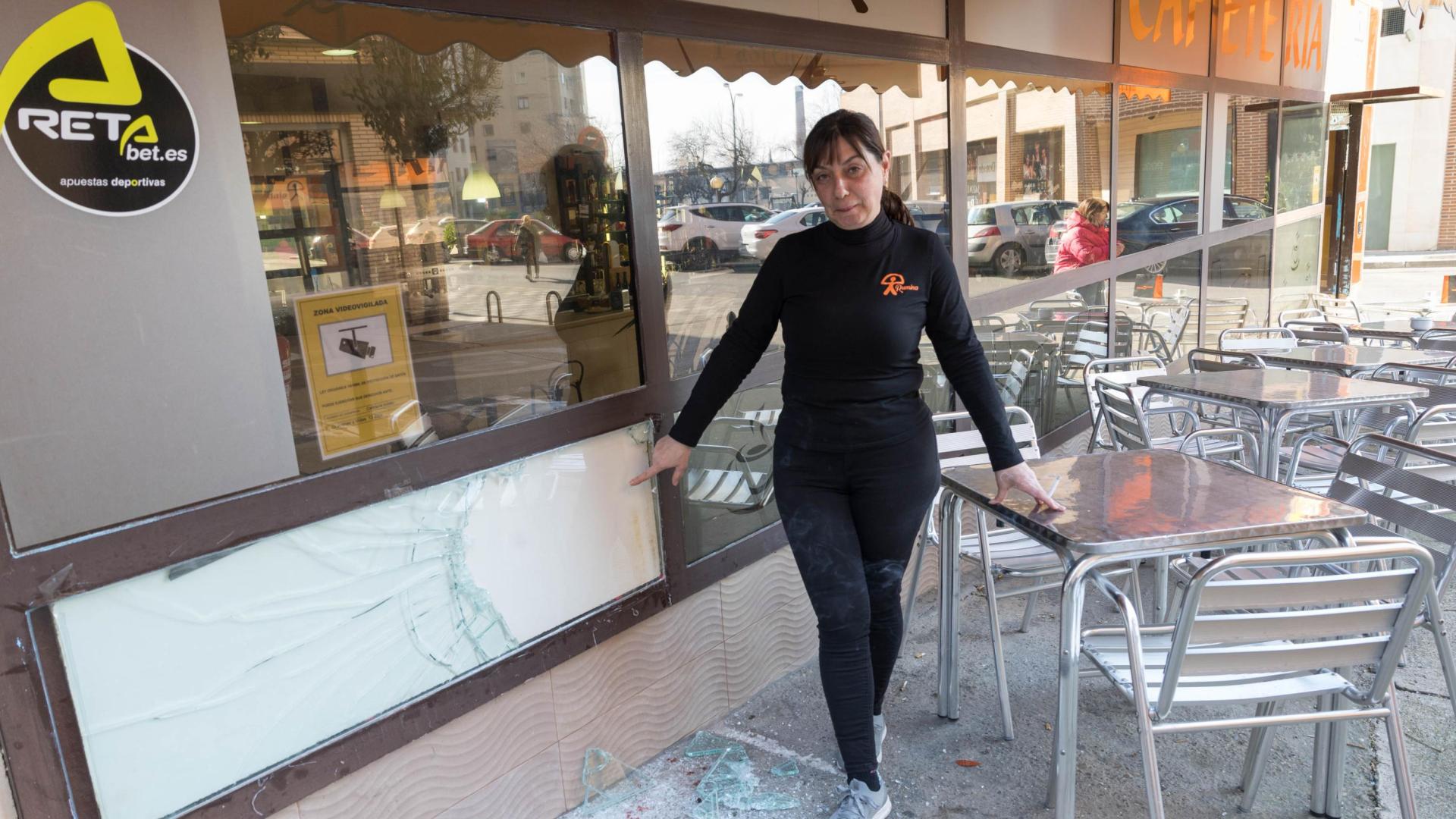 Rumina Dimitrova, propietaria de la cafetería Índalo de Tudela, señala el cristal que tompió el ladrón para entrar en su local.