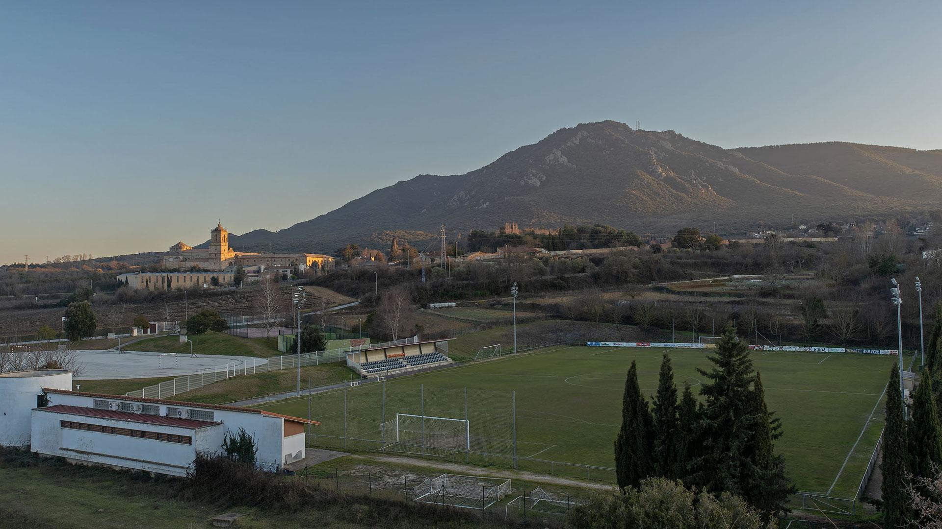 Vista del campo de fútbol Javi Martínez de Ayegui con Montejurra al fondo