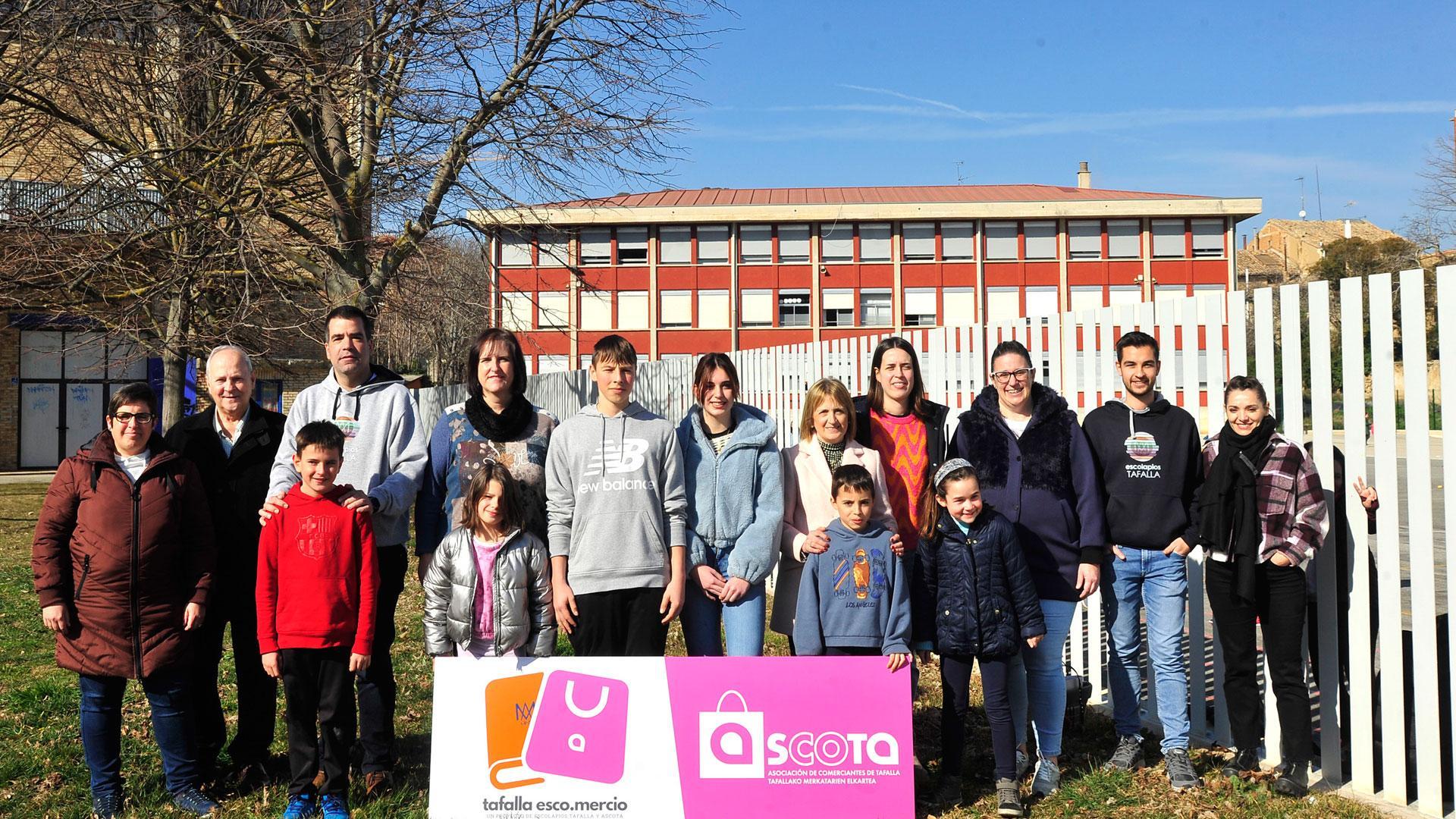 Alumnado, profesorado, comerciantes y representantes municipales tras presentar el proyecto