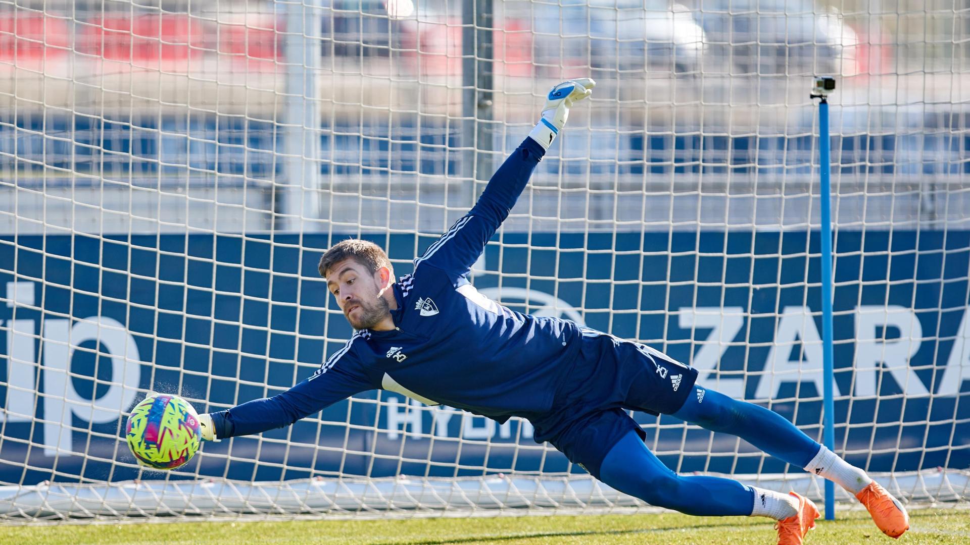 Aitor Fernandez se estira en Tajonar para despejar el balón