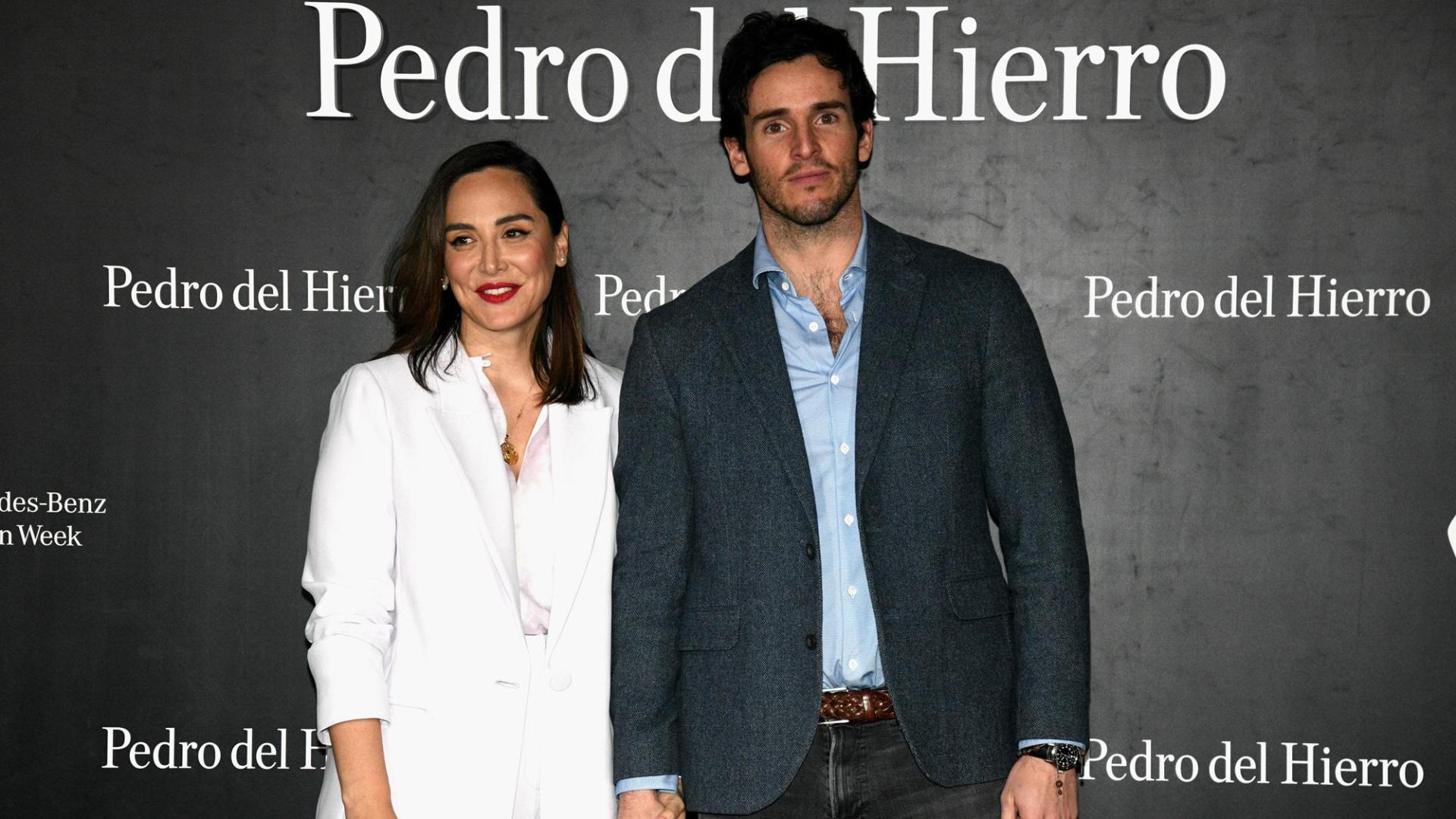 Tamara Falcó e Iñigo Onieva posan en el photocall de la firma Pedro del Hierro en la Mercedes Benz Fashion Week Madrid