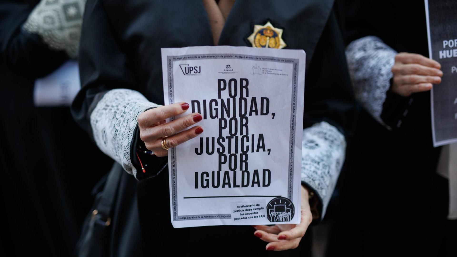 Una letrada de la Administración de Justicia se manifiestan durante la reunión con el Ministerio de Justicia, en el Palacio de Sonora