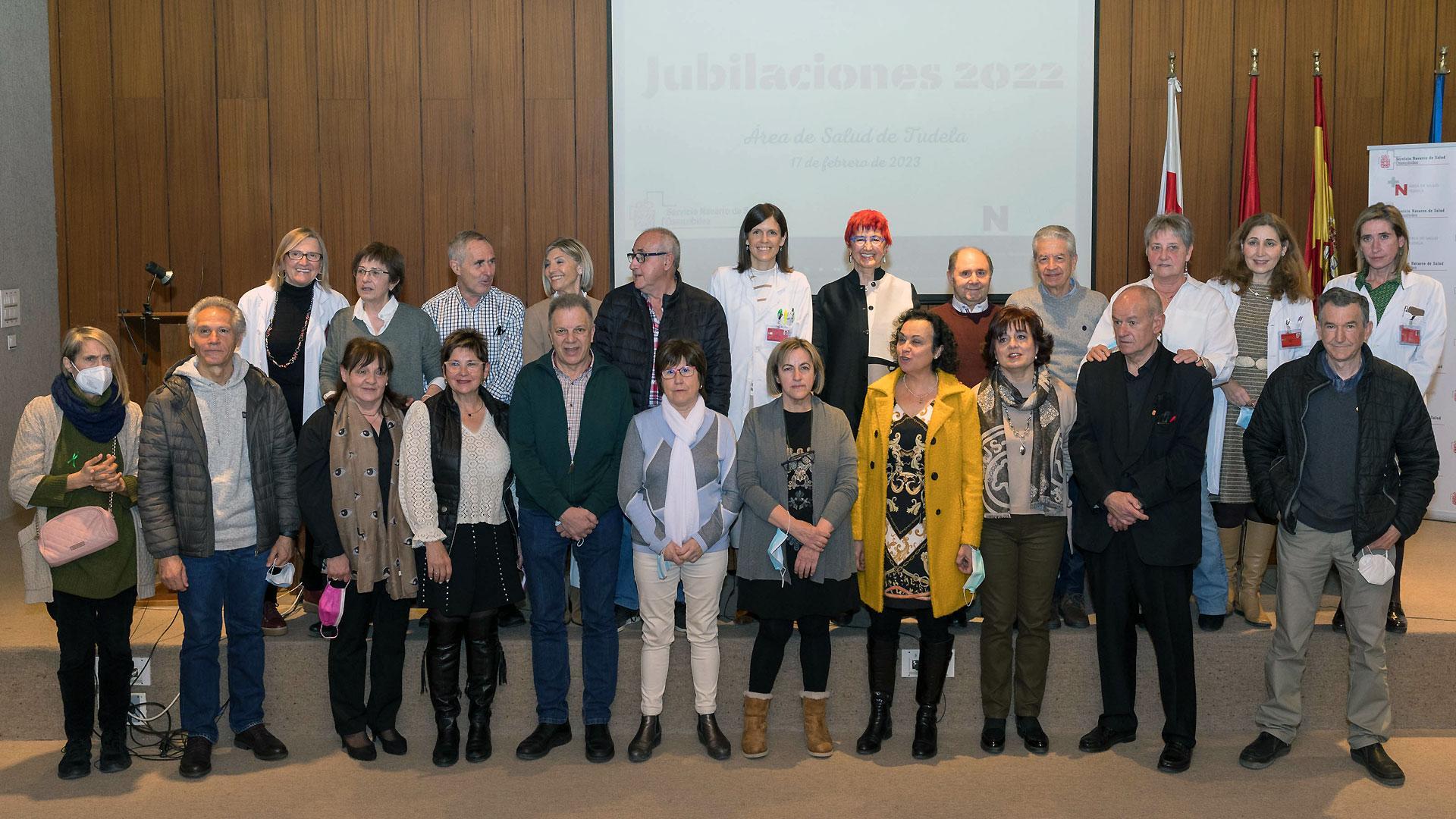 La consejera Santos Induráin posa junto a las personas homenajeadas este viernes por la mañana en Tudela
