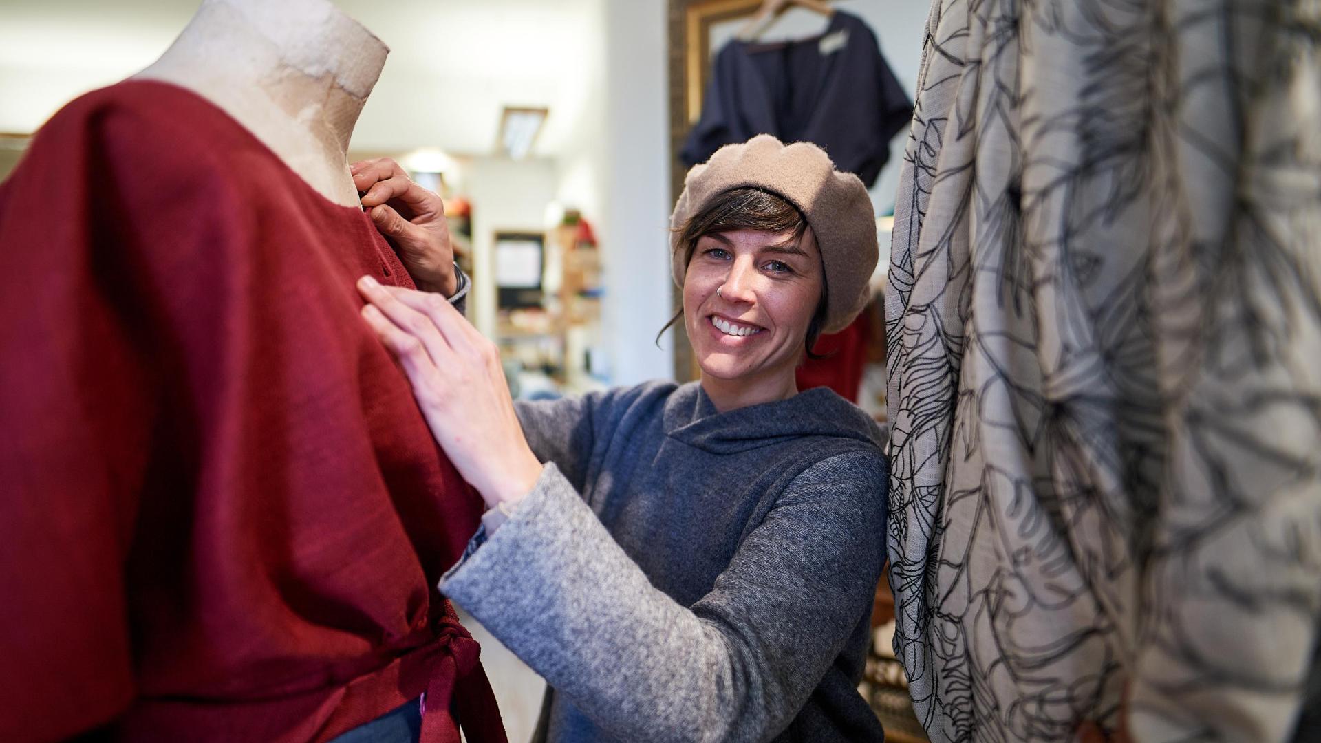 La diseñadora Aiora Ganuza, entre maniquís de costura de su tienda y taller de la calle Curia Hari&Ari