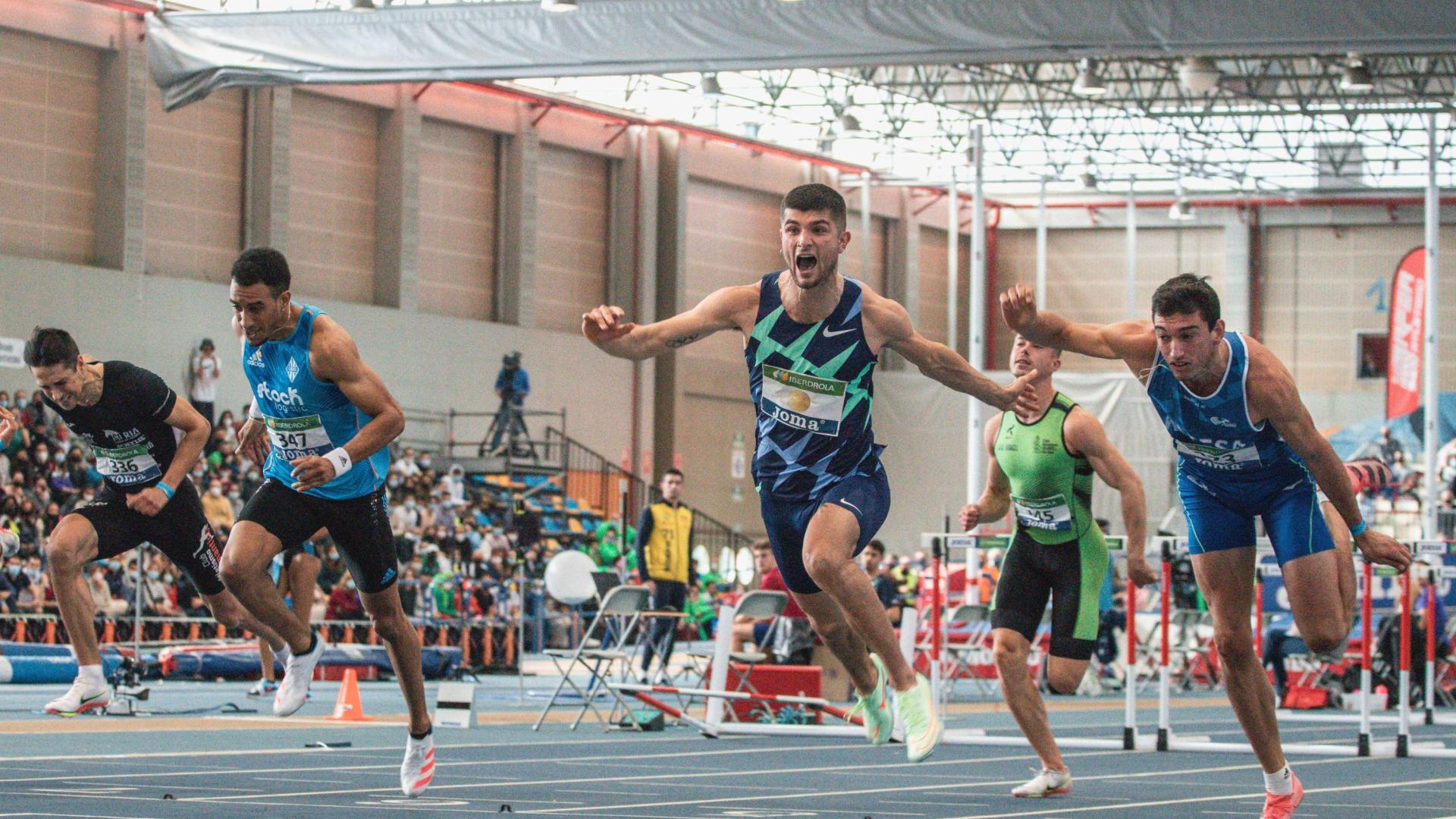 Asier Martínez (izda.) vence a Quique Llopis en la final de los 60 mv del año pasado en Ourense
