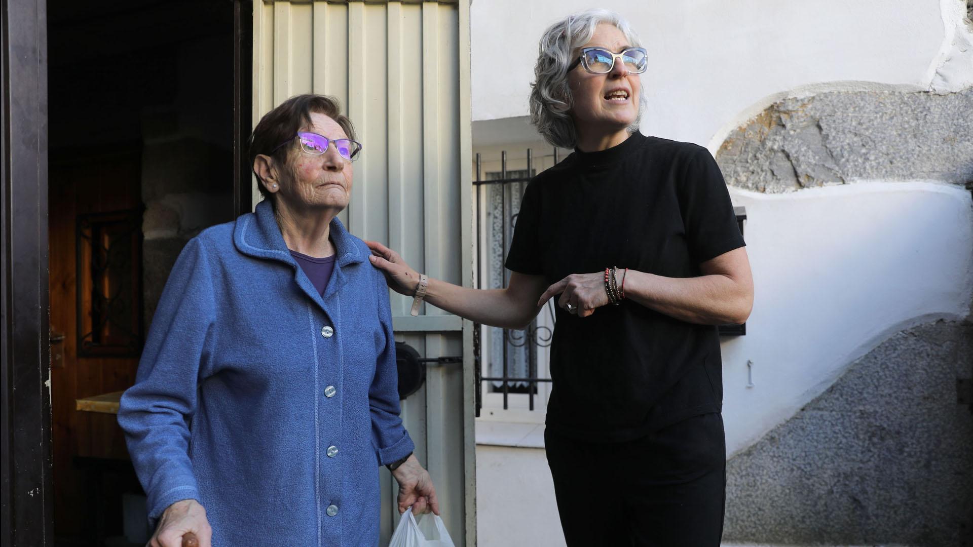 Un servicio a domicilio procura a diario que a personas mayores que viven solas en casas y caseríos no les falten los alimentos