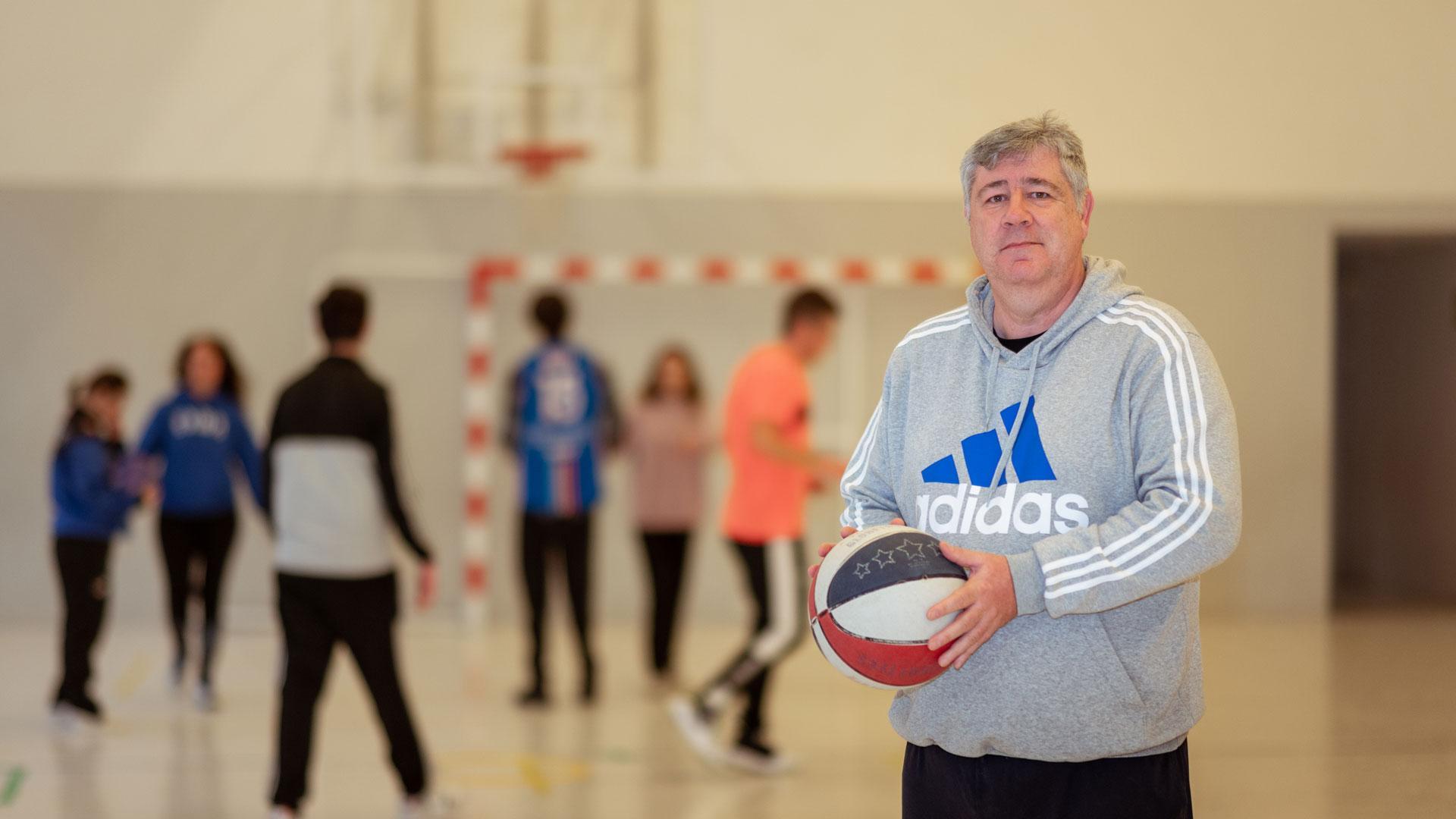 Iñaki Ayerra Iturain el pasado jueves. Detrás, parte del equipo Psicobasket Ardoi que entrena por tercer año consecutivo