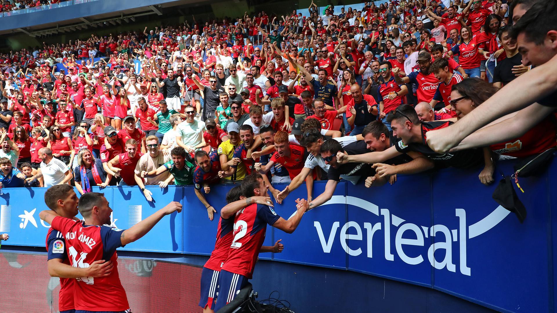 Aimar Oroz, goleador ante el Rayo Vallecano, celebra su tanto junto a la afición de Osasuna